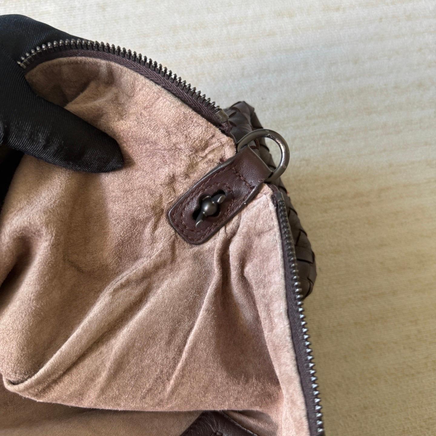 Bottega Veneta Maxi Convertible Tote Cuir marron chocolat foncé en vente 10