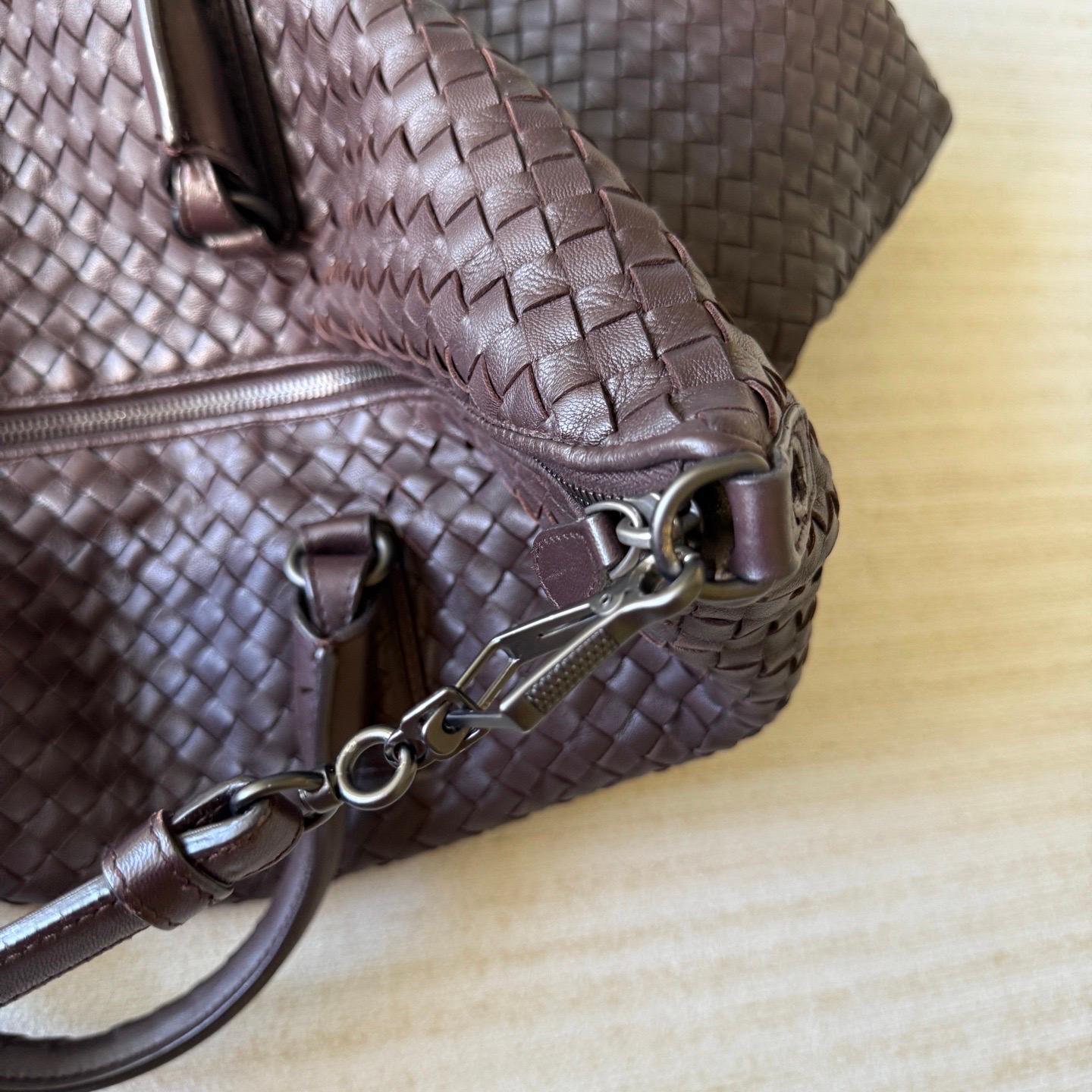 Bottega Veneta Maxi Convertible Tote Cuir marron chocolat foncé en vente 11