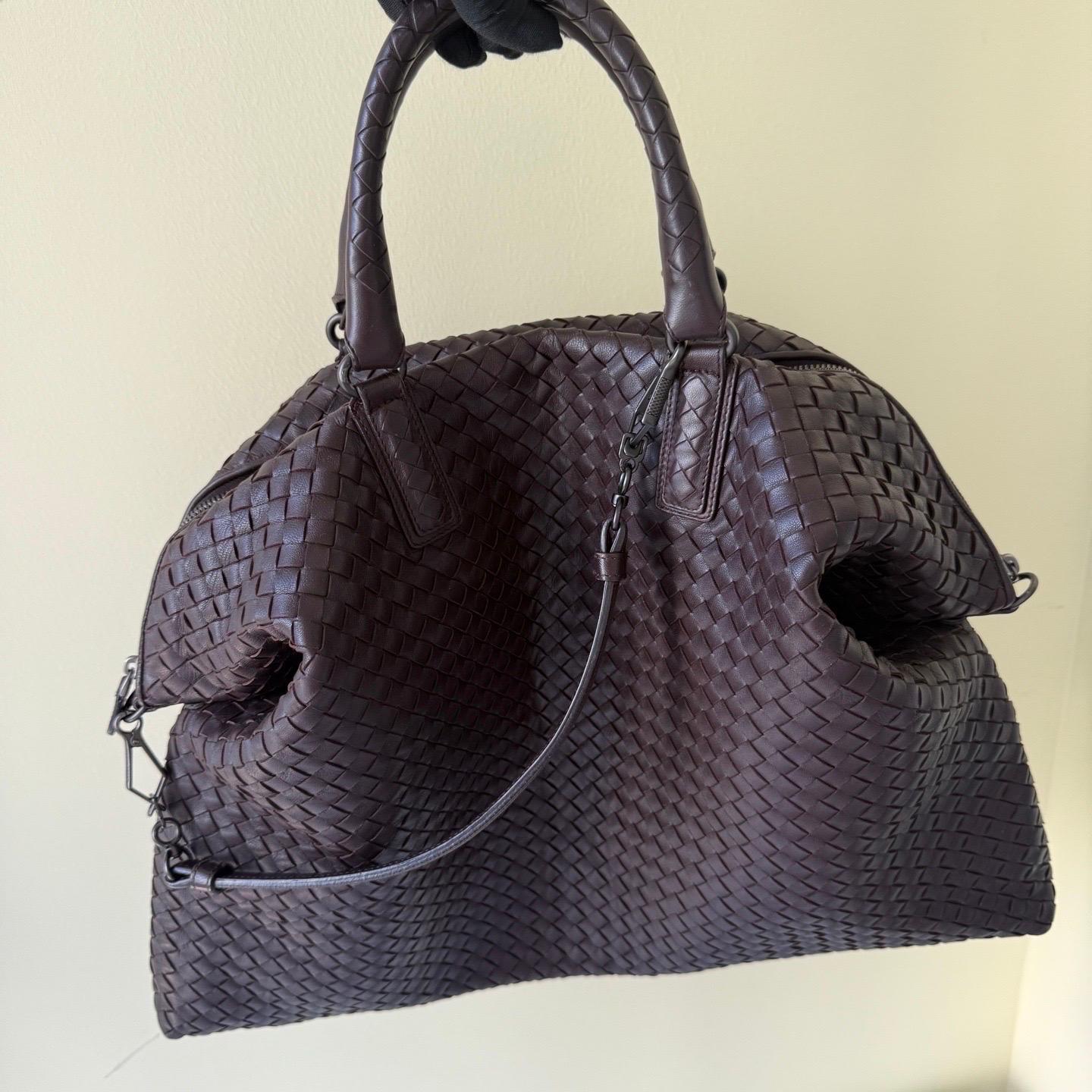 Ce fourre-tout convertible Bottega Veneta est une pièce de luxe exceptionnelle, réalisée en cuir d'agneau emblématique avec le tissage Intrecciato immédiatement reconnaissable. Ce sac est suffisamment spacieux pour contenir tous vos objets