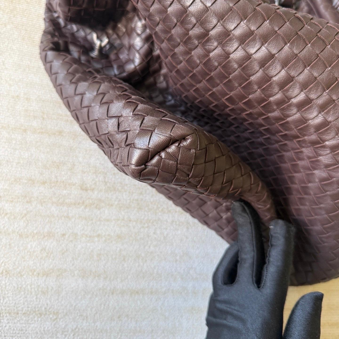 Noir Bottega Veneta Maxi Convertible Tote Cuir marron chocolat foncé en vente
