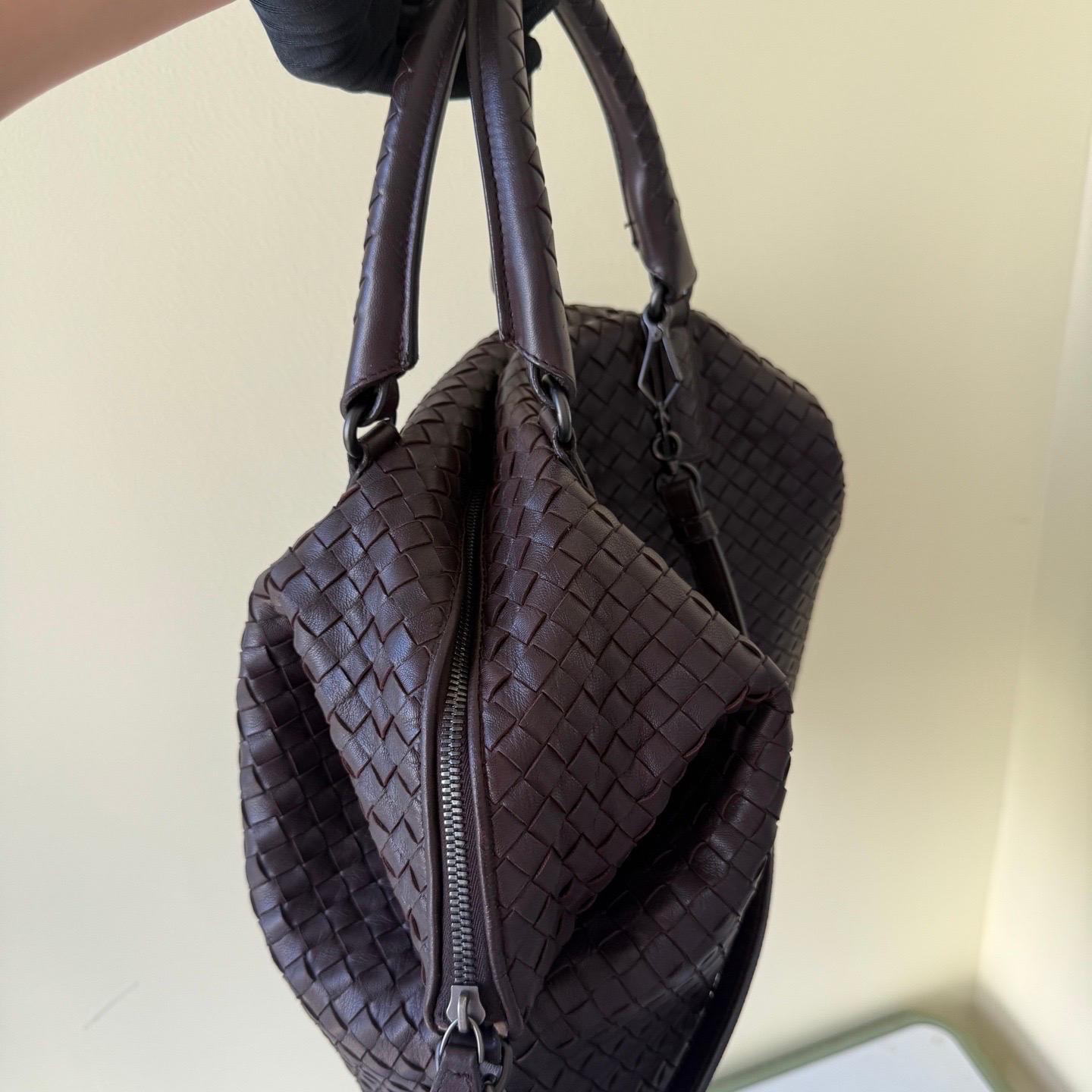 Bottega Veneta Maxi Convertible Tote Cuir marron chocolat foncé en vente 2