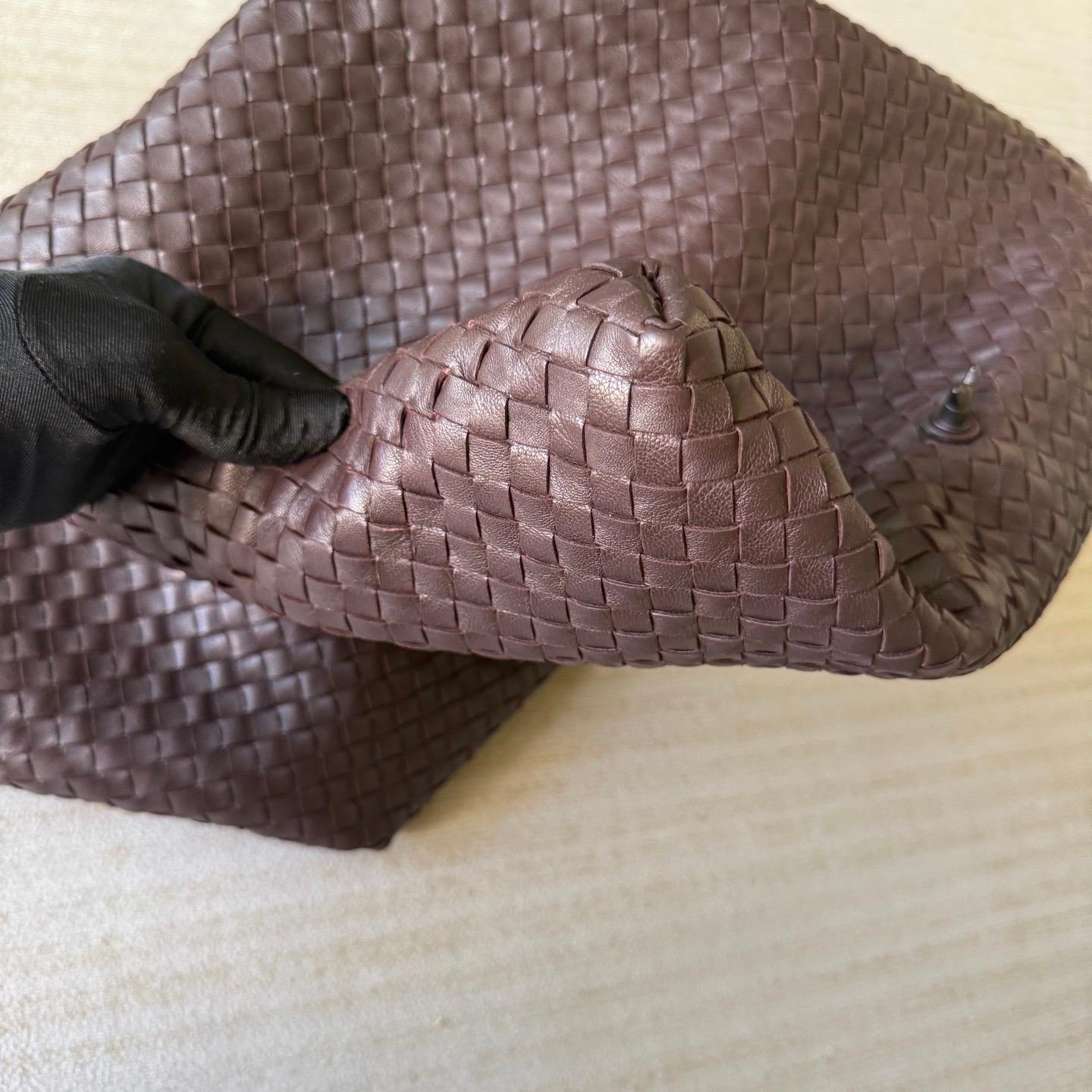 Bottega Veneta Maxi Convertible Tote Cuir marron chocolat foncé en vente 3