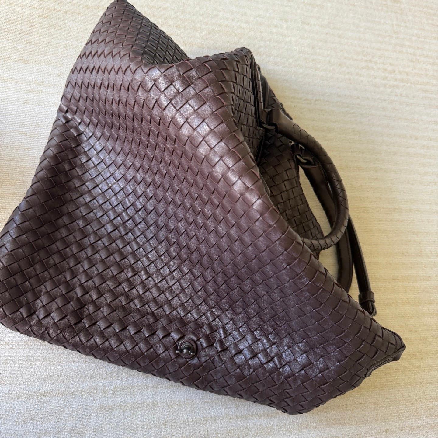 Bottega Veneta Maxi Convertible Tote Cuir marron chocolat foncé en vente 4