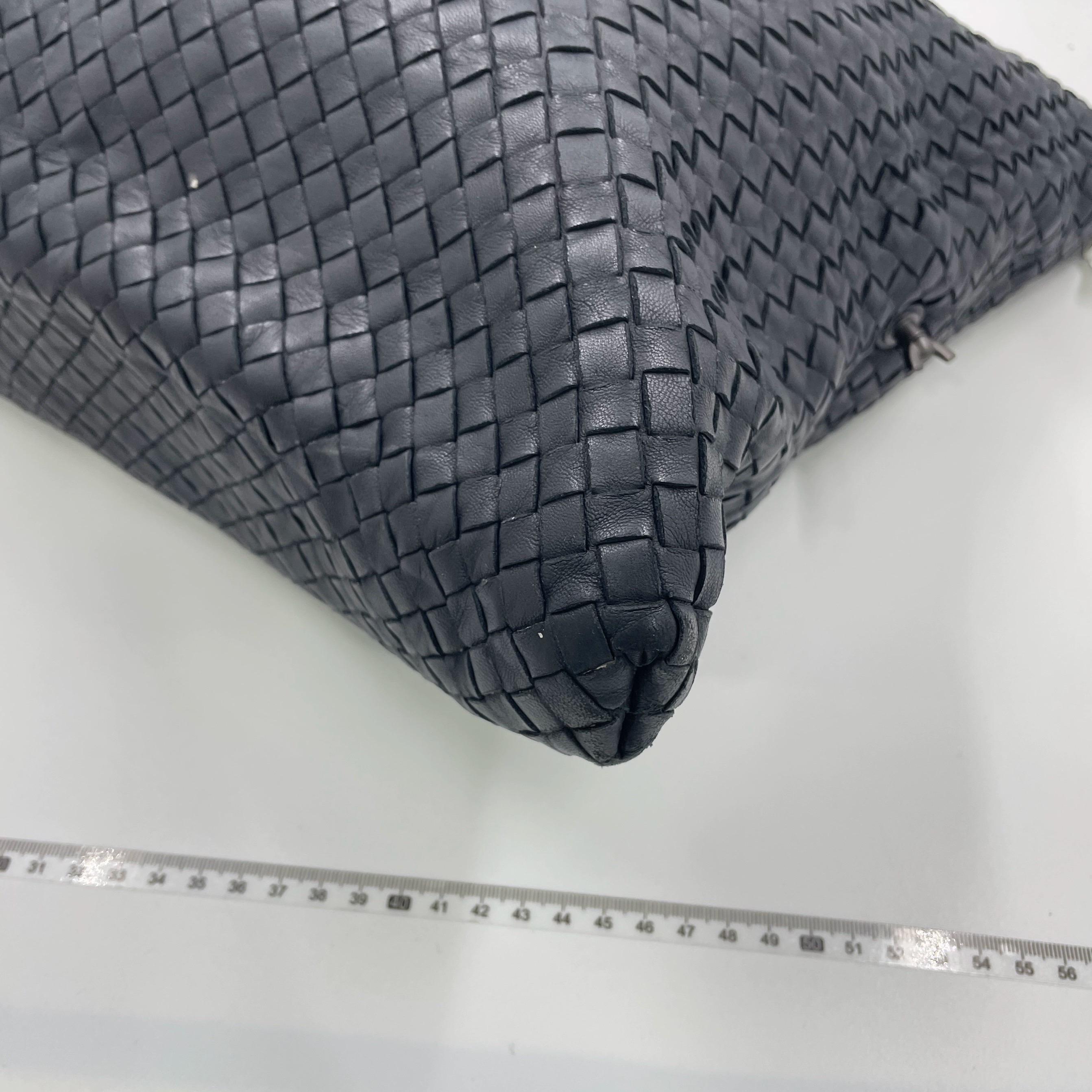 Bottega Veneta Maxi Convertible Tote Dark Navy Leather 50cm en vente 8