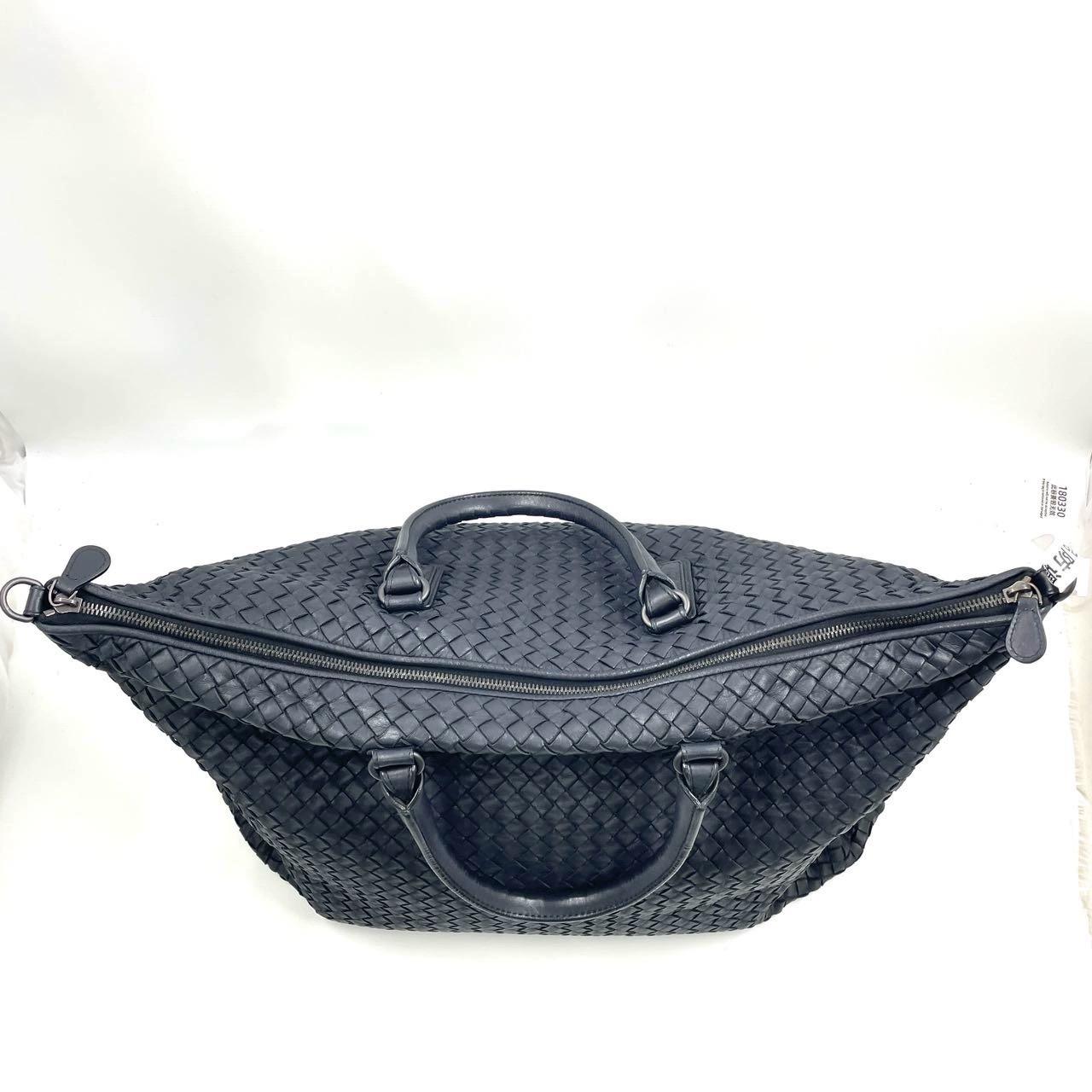 Bottega Veneta Maxi Convertible Tote Dark Navy Leather 50cm
Il s'agit de photos professionnelles du sac offert par Luxbags.
Ce fourre-tout convertible Bottega Veneta est une pièce de luxe exceptionnelle, réalisée en cuir d'agneau emblématique avec