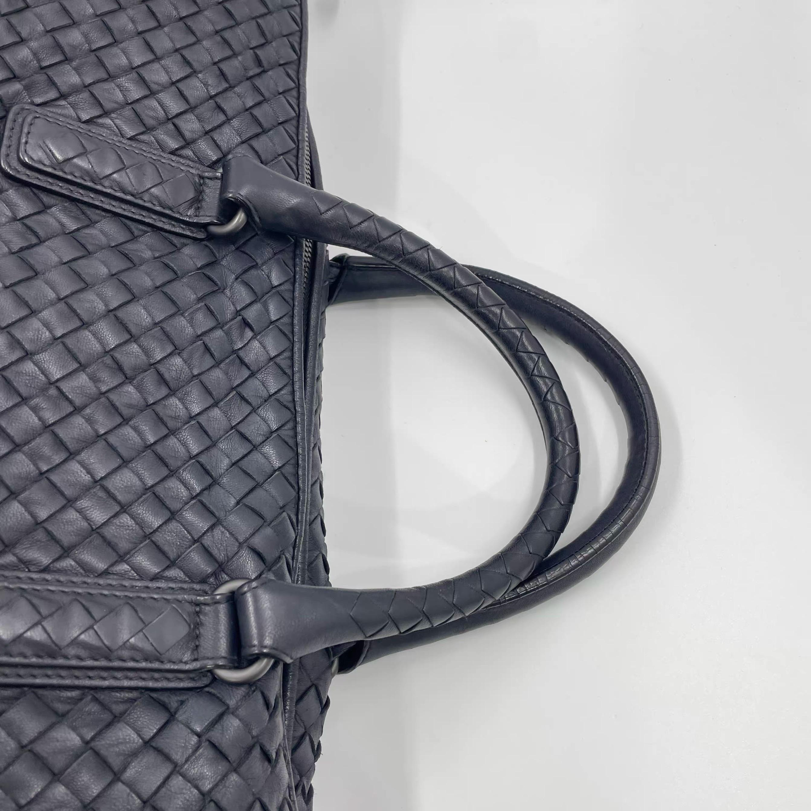 Bottega Veneta Maxi Convertible Tote Dark Navy Leather 50cm en vente 15