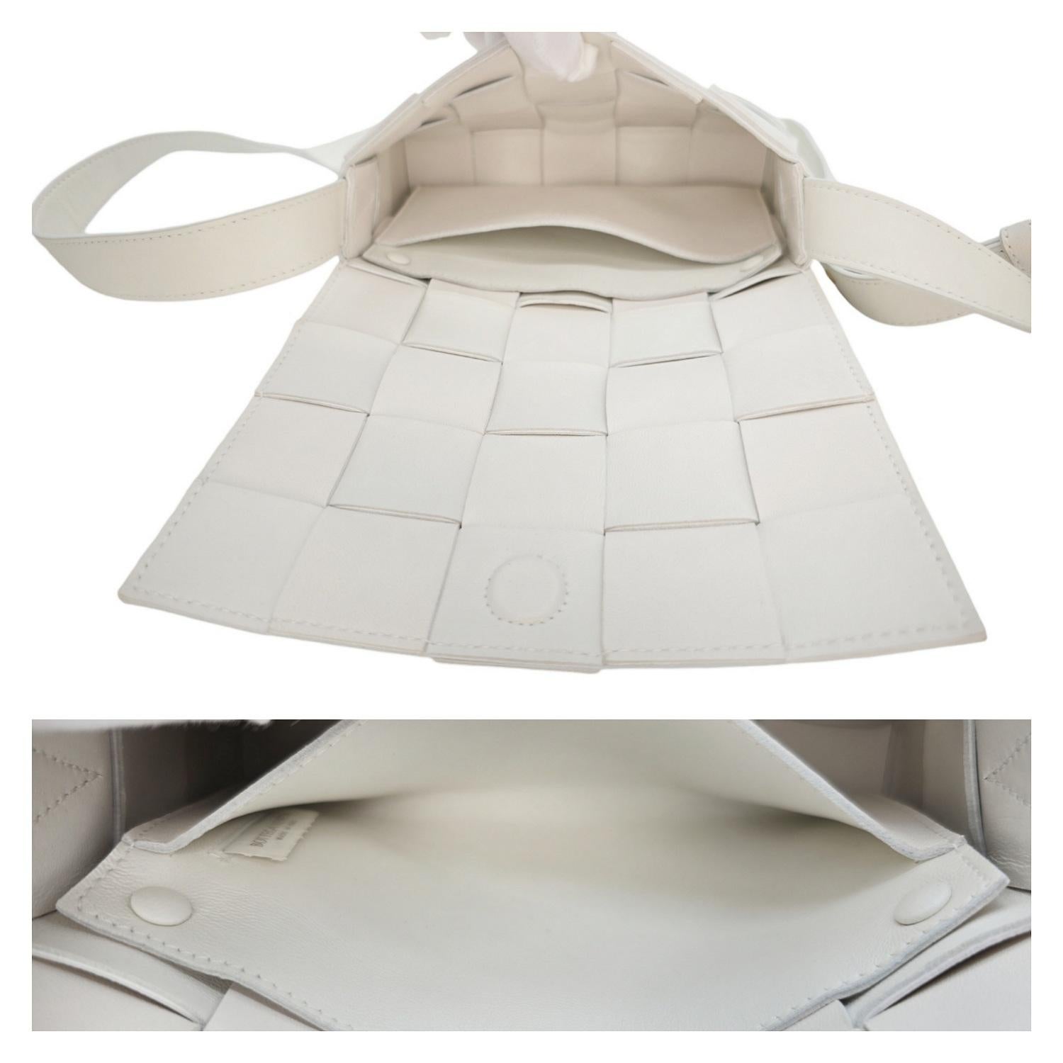 da uomo o donna Bottega Veneta Maxi Intecciato Cassette Small Crossbody Bag in vendita