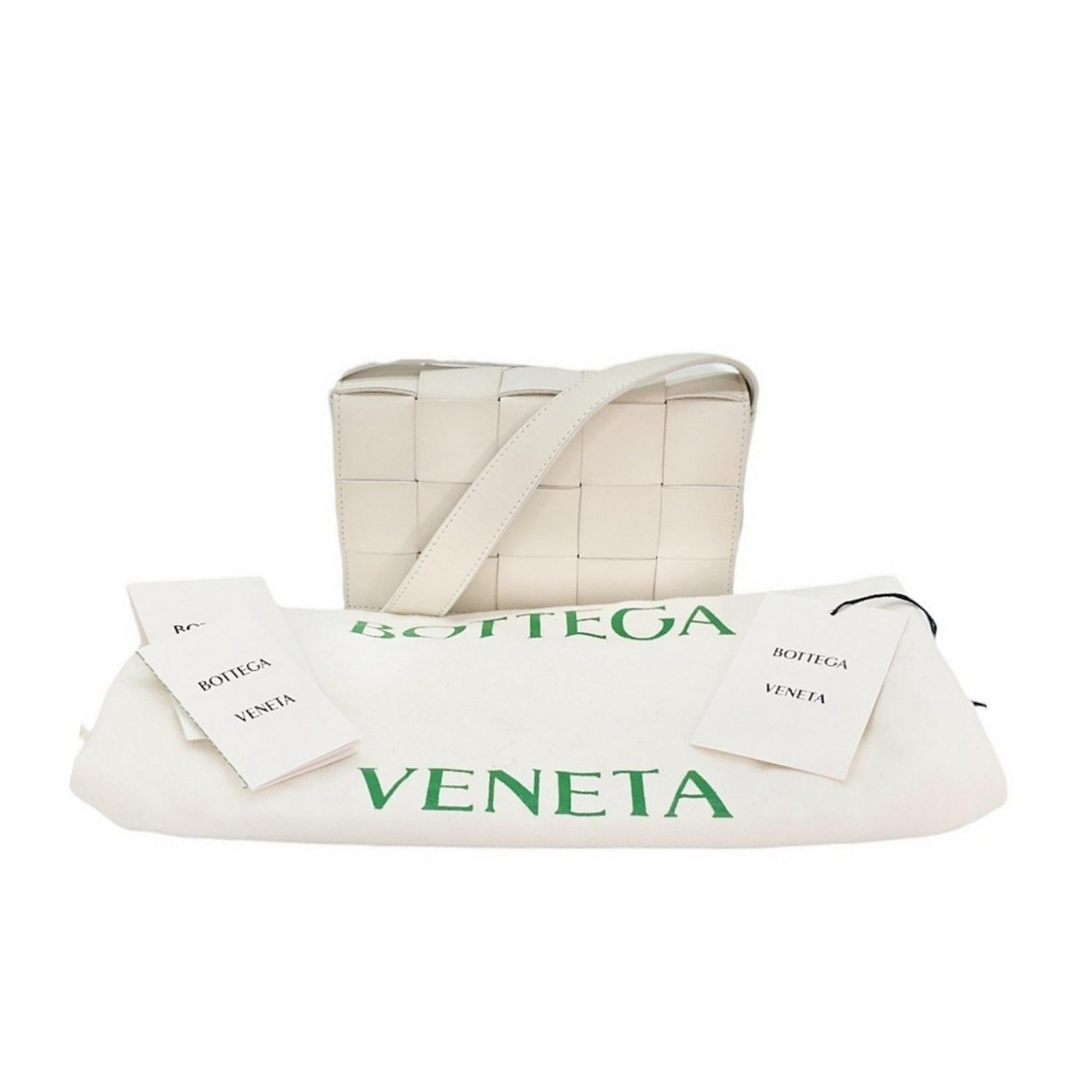Bottega Veneta Maxi Intecciato Cassette Small Crossbody Bag in vendita 4