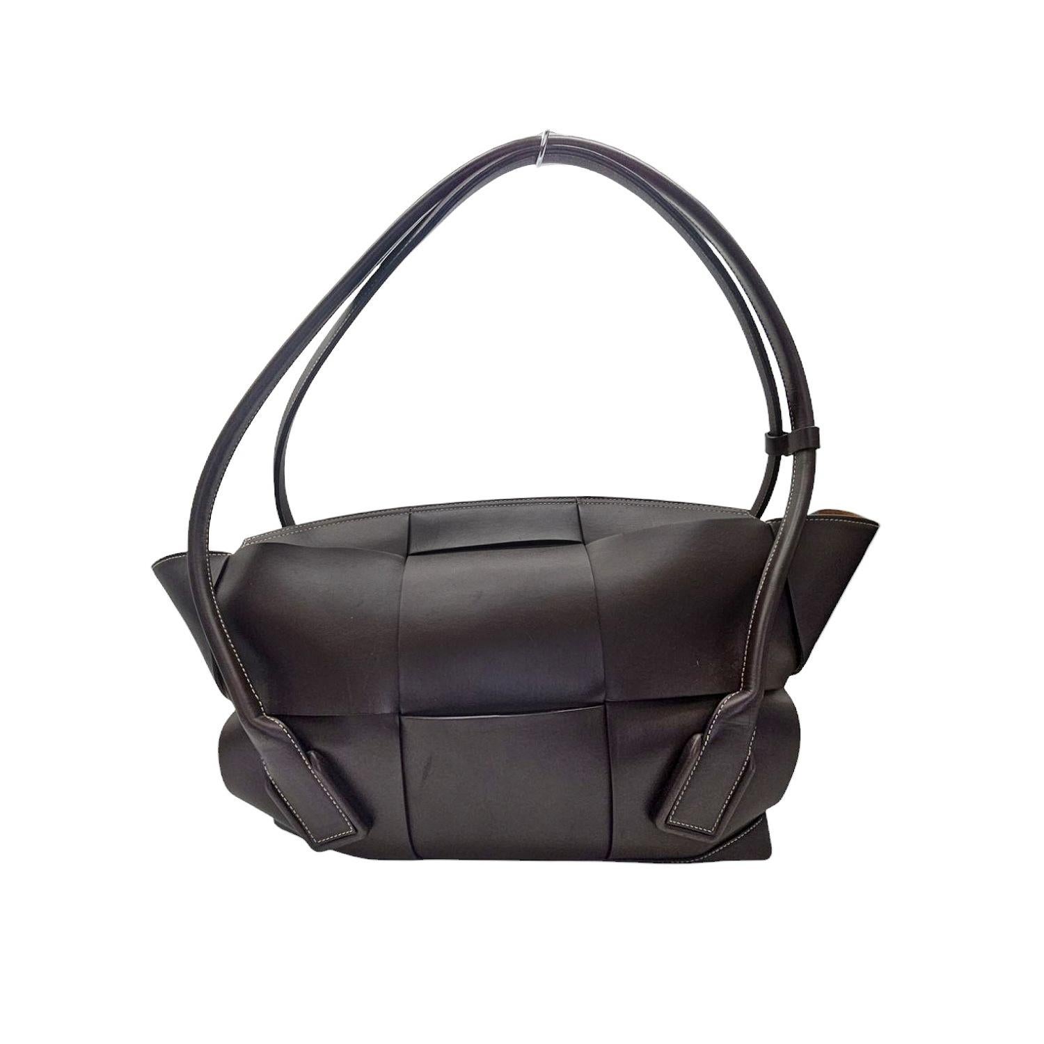 Bolso Tote Bottega Veneta Maxi Intrecciato Arco 56 en Bueno Estado en Scottsdale, AZ