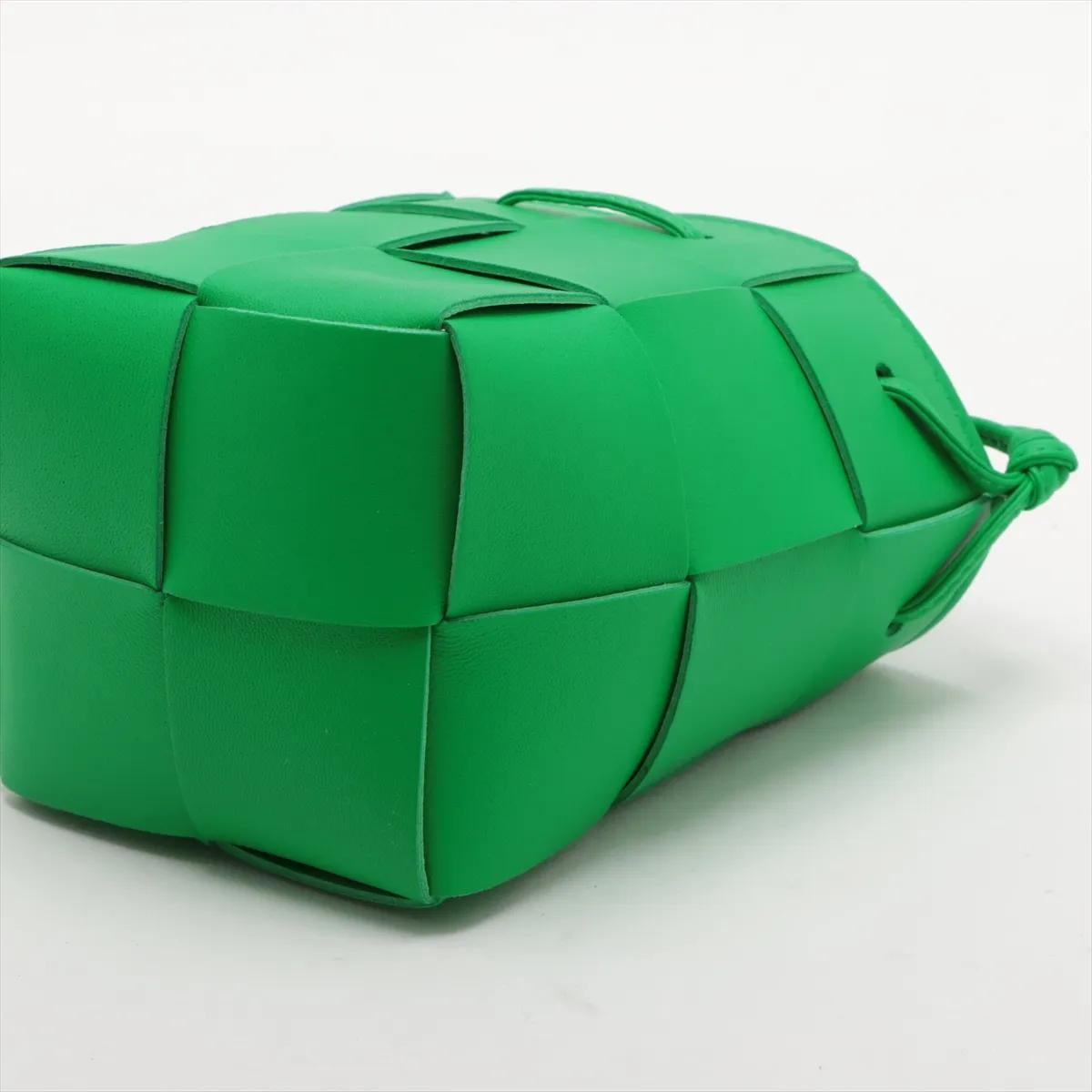 *Bottega Veneta Maxi Intrecciato Cassette Mini Bucket Crossbody Bag Greene & Greene In condizioni buone in vendita a Humacao, PR