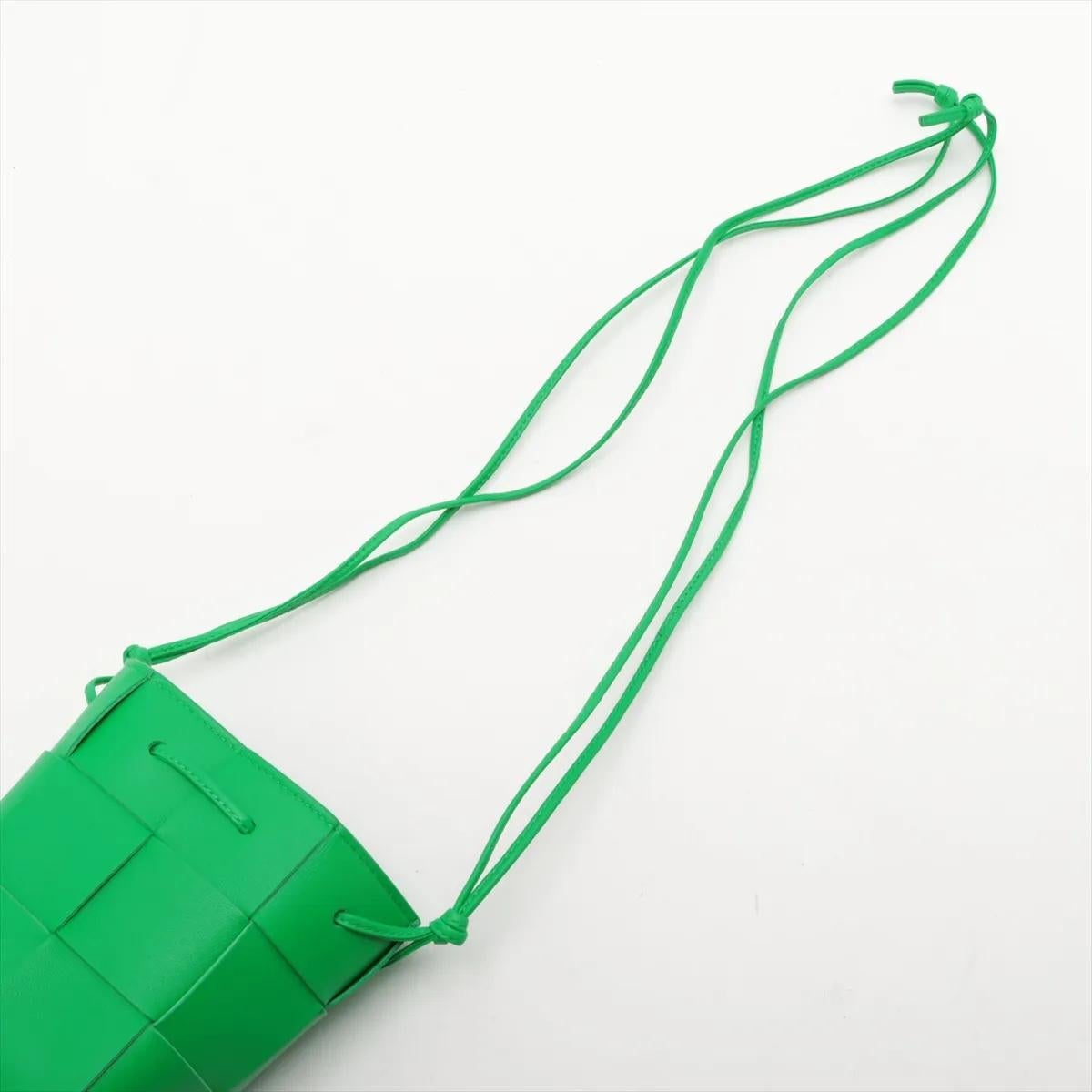 *Bottega Veneta Maxi Intrecciato Cassette Mini Bucket Crossbody Bag Greene & Greene in vendita 1