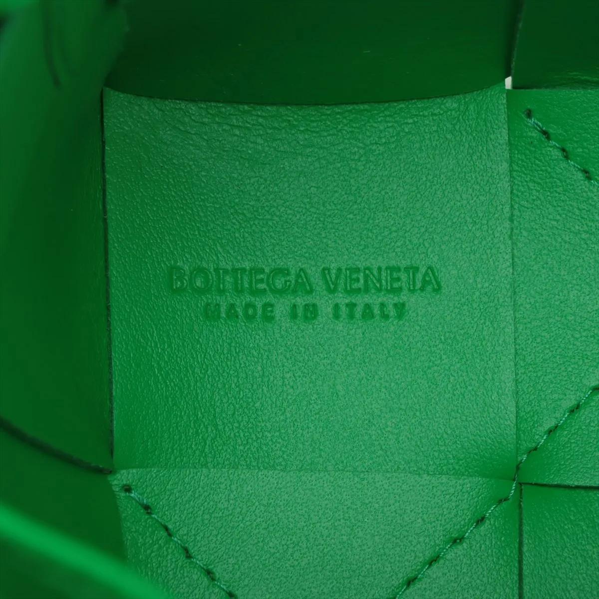 *Bottega Veneta Maxi Intrecciato Cassette Mini Bucket Crossbody Bag Greene & Greene in vendita 3
