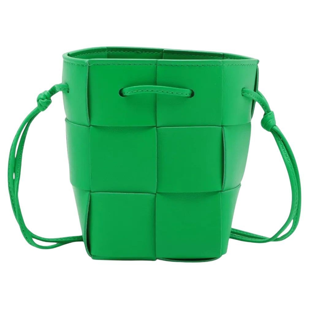 *Bottega Veneta Maxi Intrecciato Cassette Mini Bucket Crossbody Bag Greene & Greene in vendita