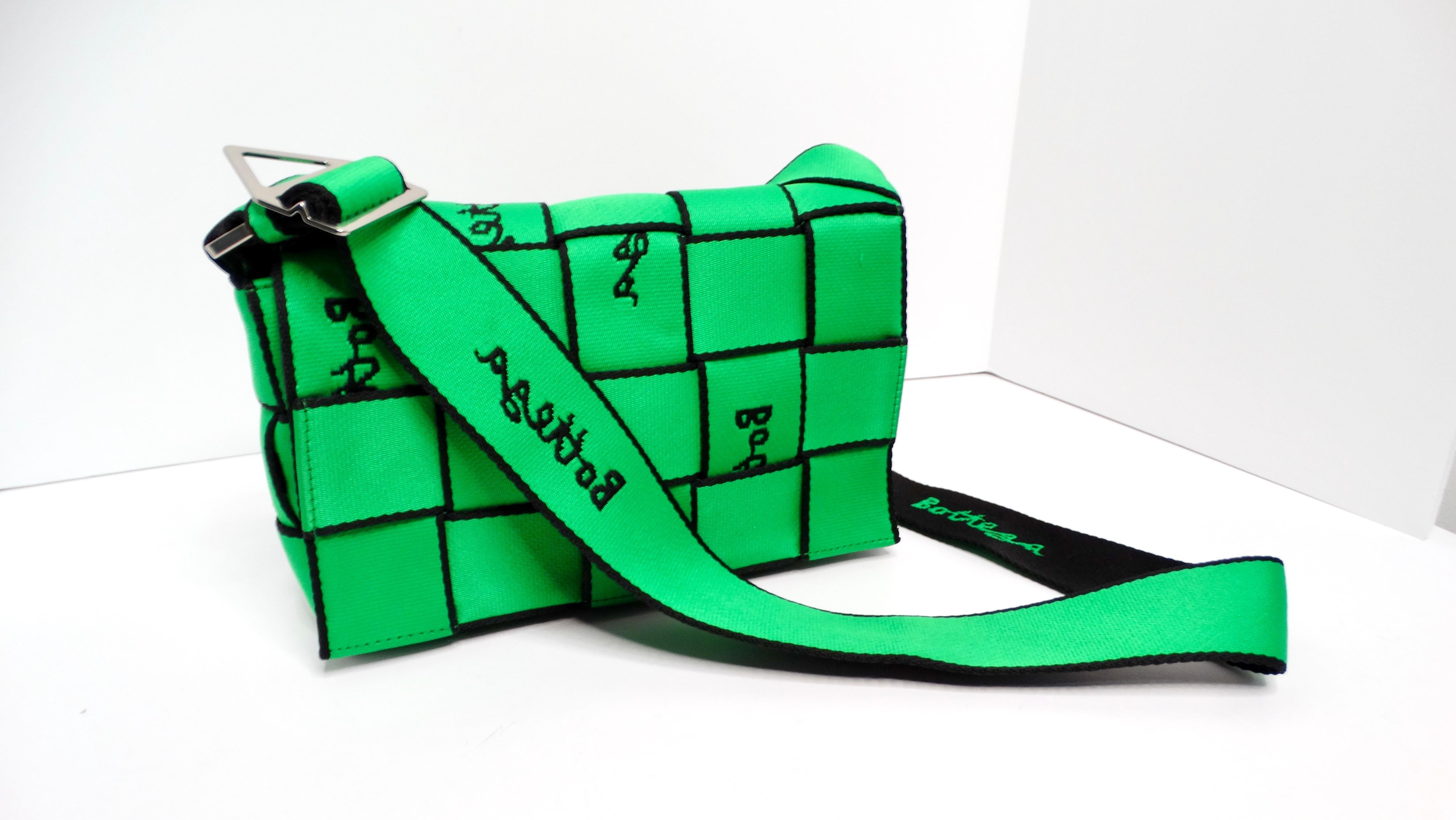 El Bolso Crossbody Maxi Intrecciato Periquito Bottega Veneta es un accesorio asombroso que combina sin esfuerzo la funcionalidad con un estilo vibrante. Con un brillante tono verde neón 