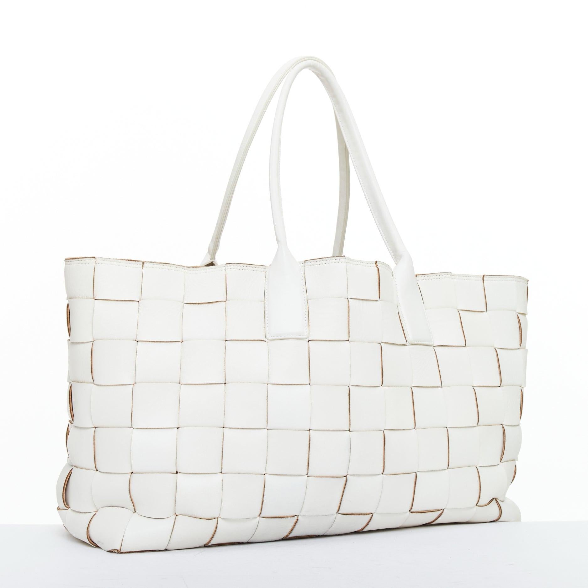 Grigio Bottega Veneta Maxi Intreccio Cabat bianco maxi tote in pelle intrecciata in vendita