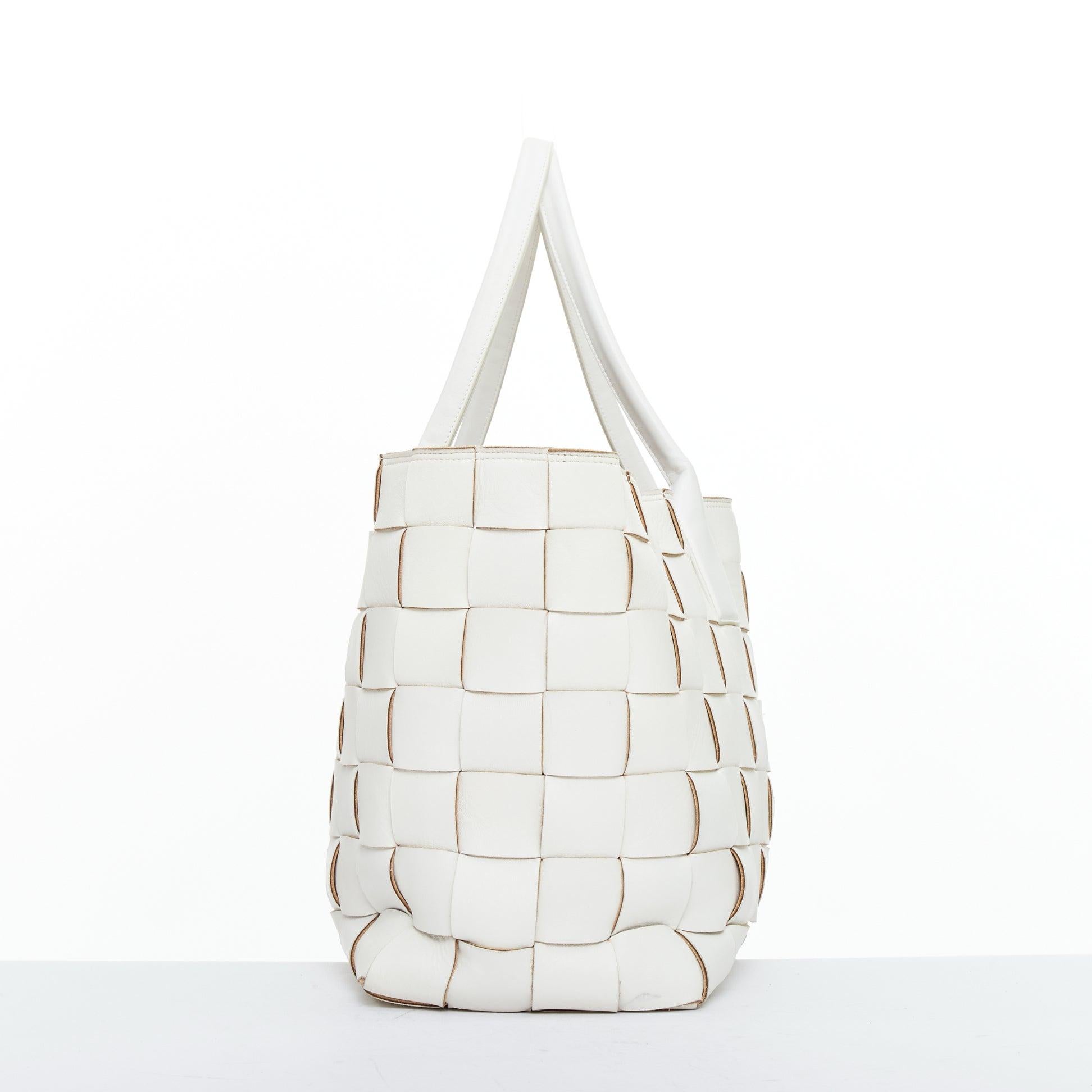 Bottega Veneta Maxi Intreccio Cabat bianco maxi tote in pelle intrecciata In condizioni buone in vendita a Hong Kong, NT