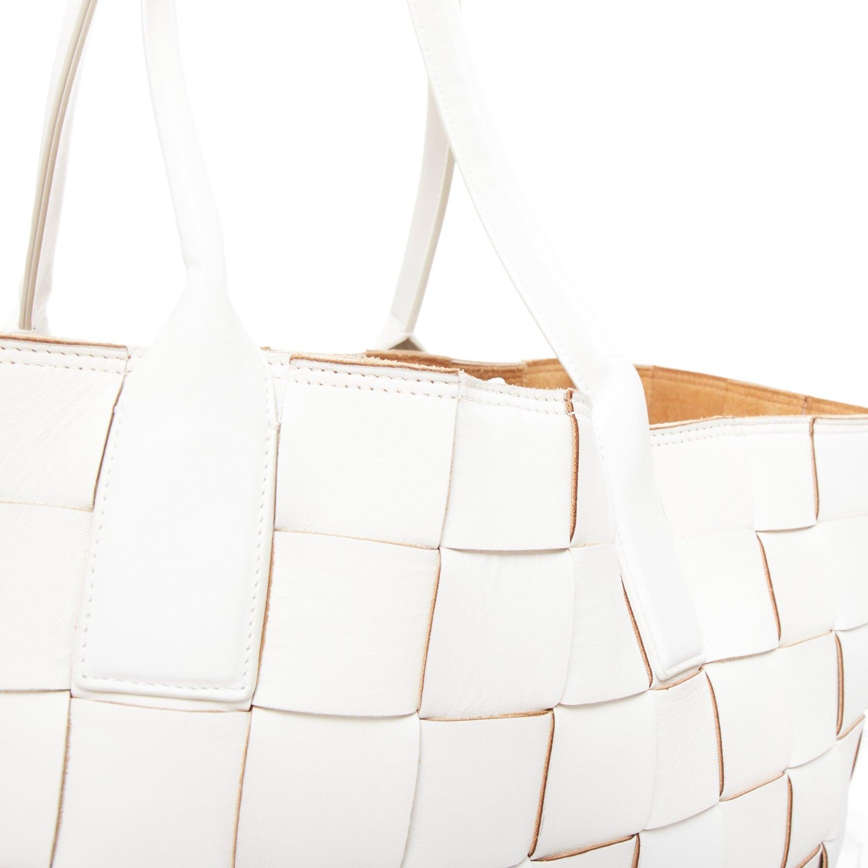 Bottega Veneta Maxi Intreccio Cabat bianco maxi tote in pelle intrecciata in vendita 3