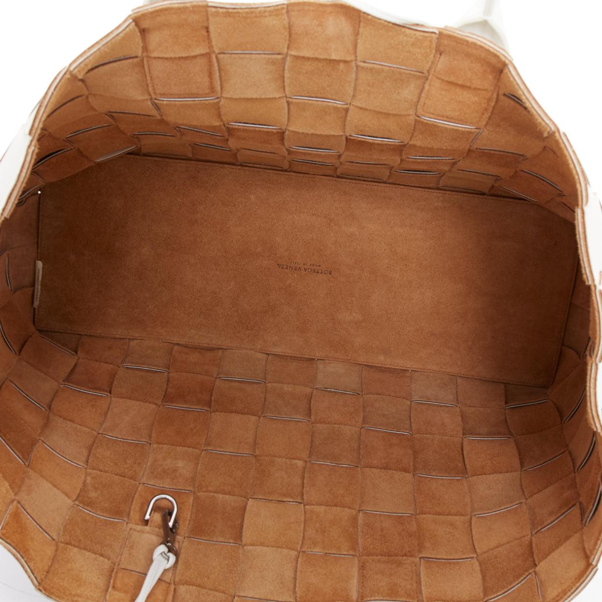 Bottega Veneta Maxi Intreccio Cabat bianco maxi tote in pelle intrecciata in vendita 4