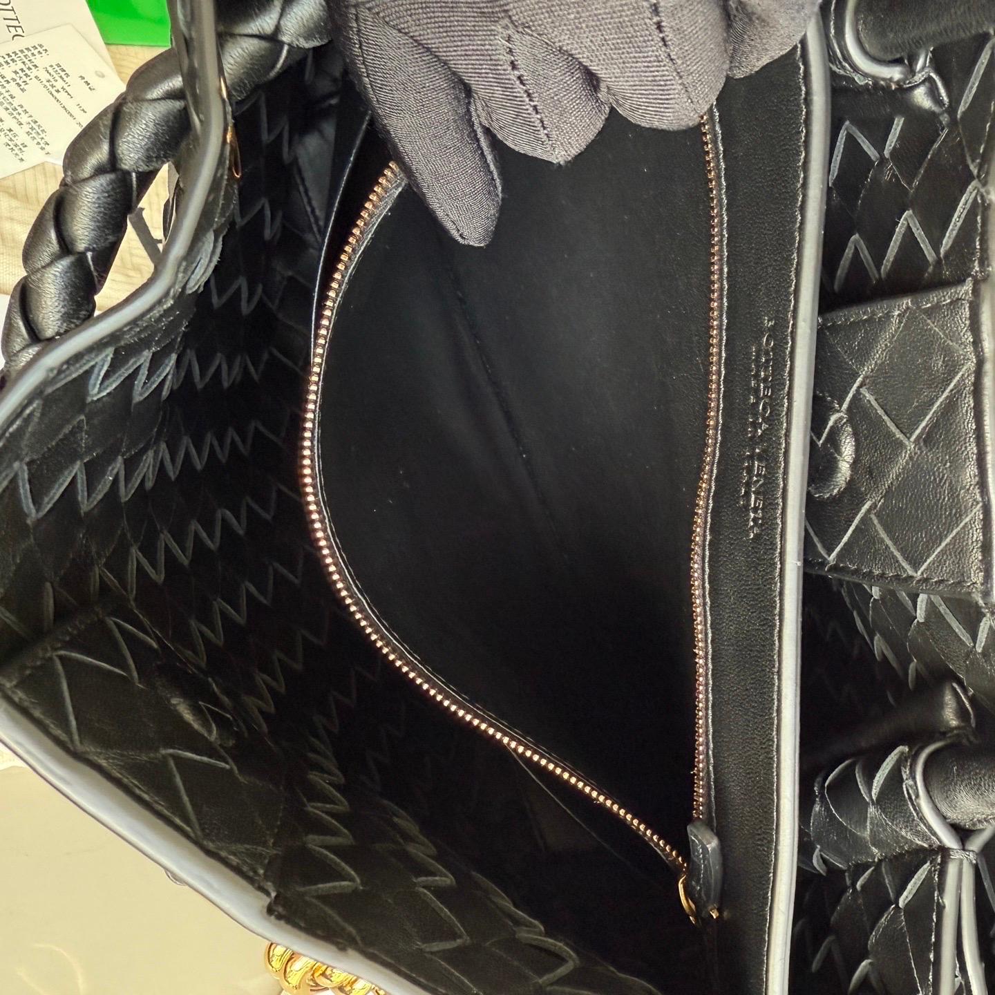 Bottega Veneta Medium Andiamo Schwarz Intrecciato Handtasche im Angebot 7