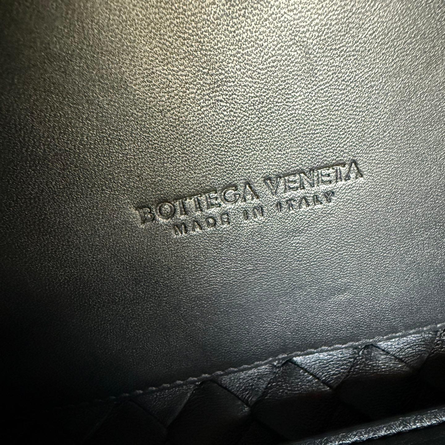 Bottega Veneta Medium Andiamo Schwarz Intrecciato Handtasche im Angebot 8