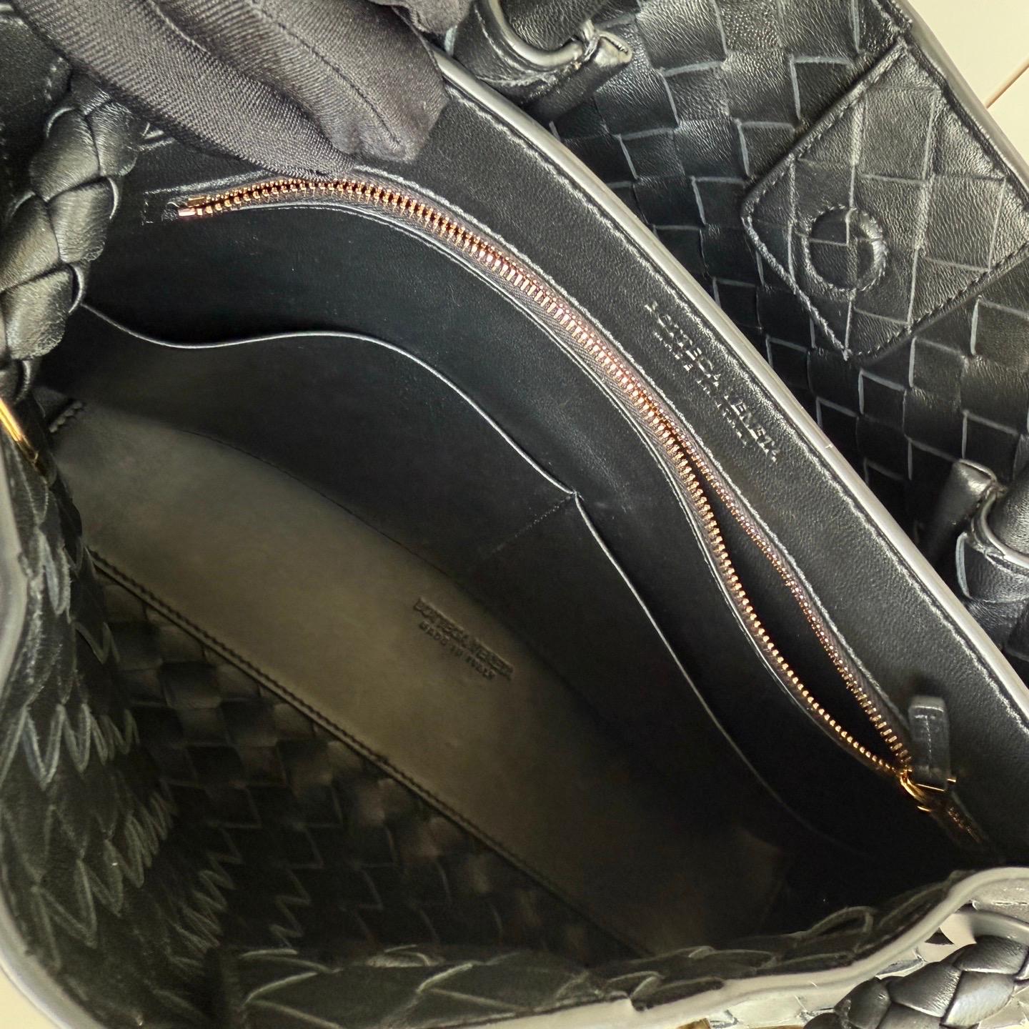 Bottega Veneta Medium Andiamo Schwarz Intrecciato Handtasche im Angebot 9