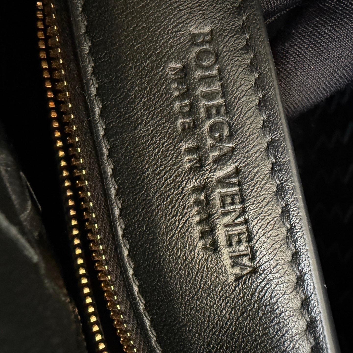 Bottega Veneta Medium Andiamo Schwarz Intrecciato Handtasche im Angebot 10