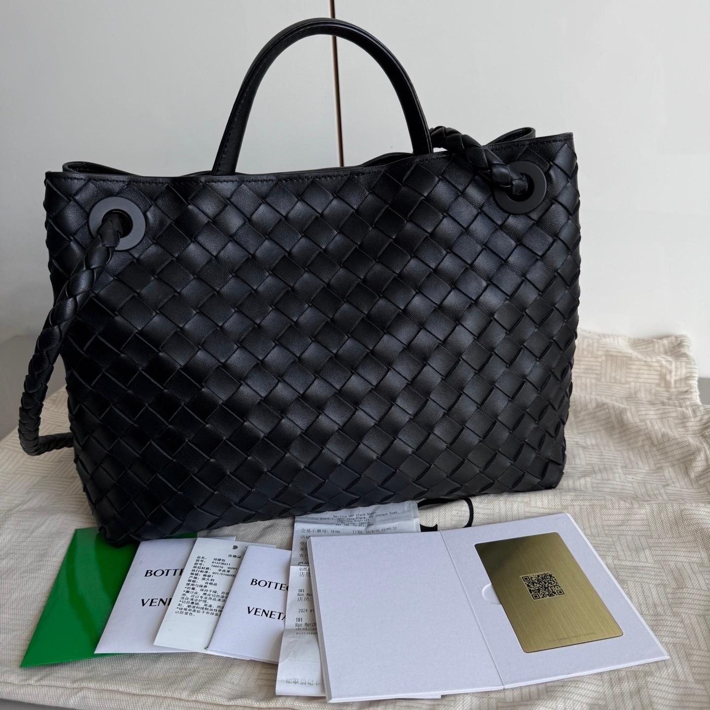 ZUSTAND: NEUWERTIG

DETAILS: 

Bottega Veneta
Andiamo
Farbe: Schwarz
MATERIAL: Lammfell
 Innenfutter: Lammfell mit Intrecciato-Bindung
Hardware: Messingausführung
Mittel
Abmessungen
- • Höhe: 25 cm
- • Breite: 32 cm
- • Tiefe: 12 cm
Hergestellt in: