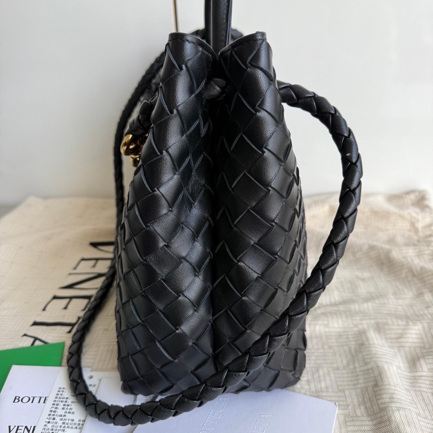 Bottega Veneta Medium Andiamo Schwarz Intrecciato Handtasche für Damen oder Herren im Angebot