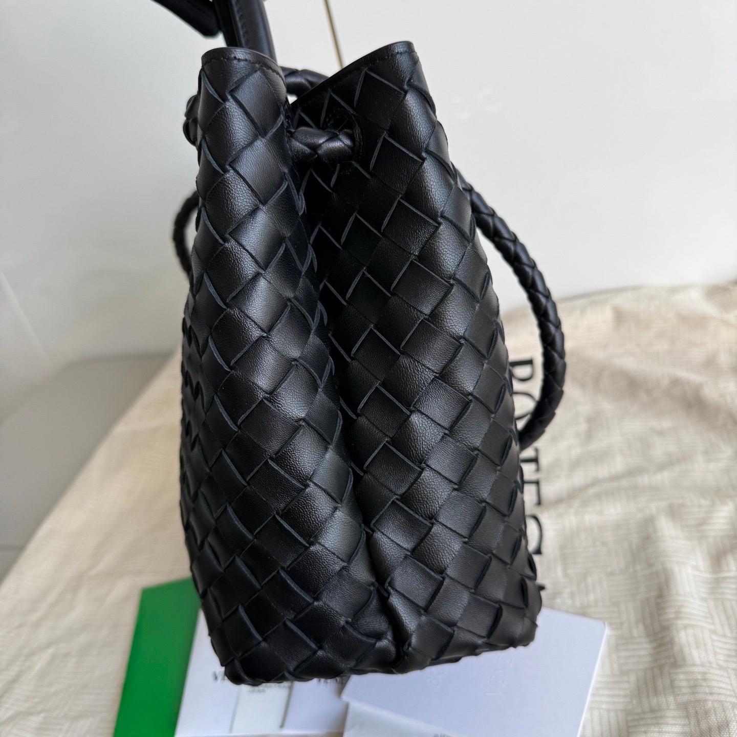 Bottega Veneta Medium Andiamo Schwarz Intrecciato Handtasche im Angebot 1