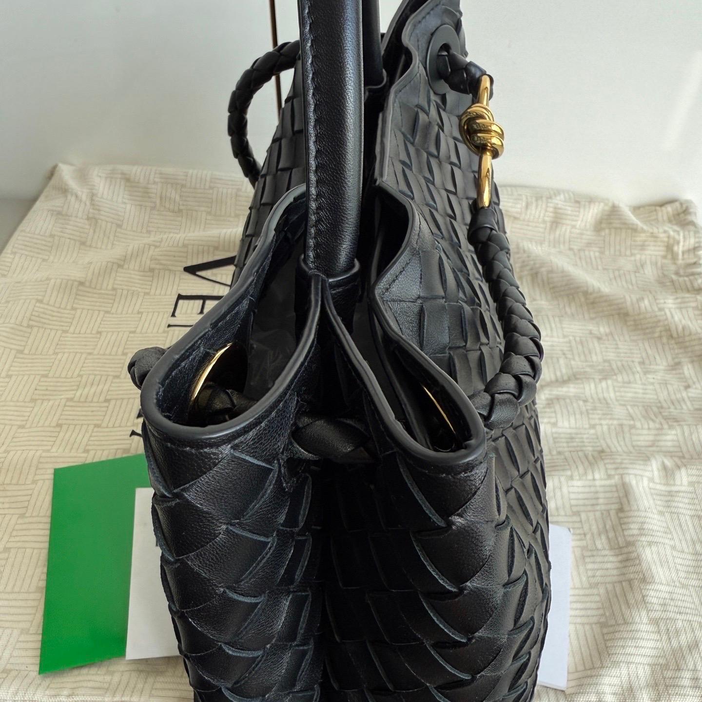Bottega Veneta Medium Andiamo Schwarz Intrecciato Handtasche im Angebot 3