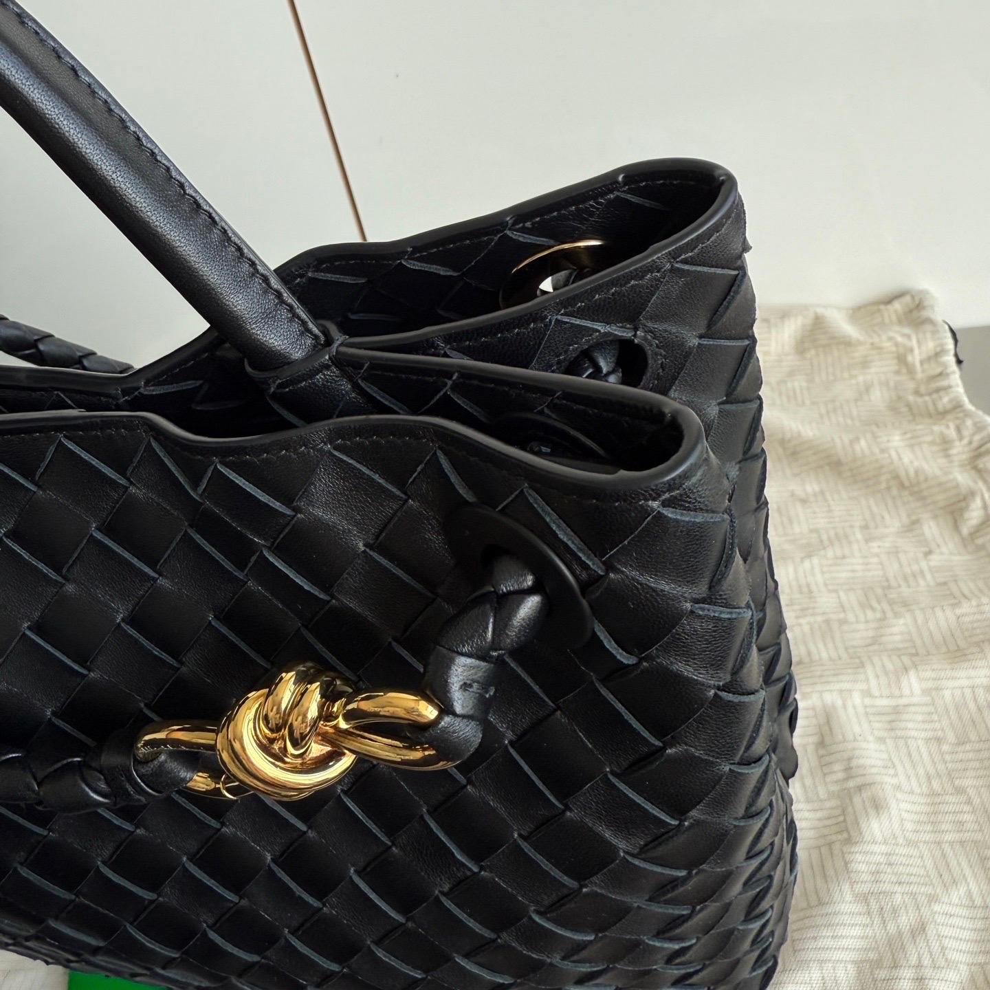 Bottega Veneta Medium Andiamo Schwarz Intrecciato Handtasche im Angebot 4