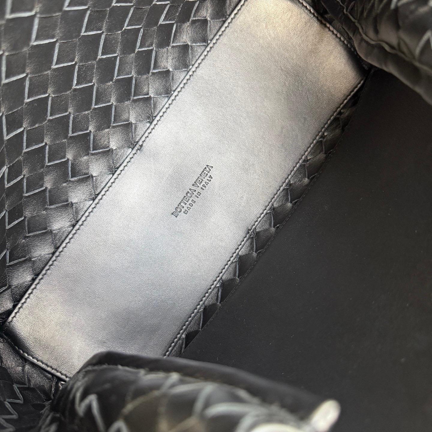 Bottega Veneta Medium Andiamo Schwarz Intrecciato Handtasche im Angebot 5