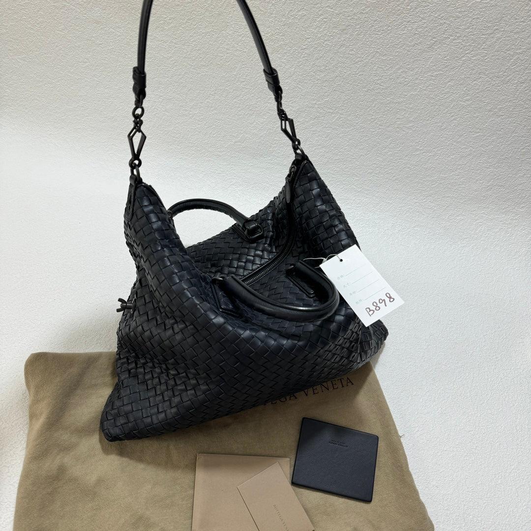 Bottega Veneta Medium Convertible Tote Bag Hobo Black Leather Two-way Carry 40cm
  These are professional photos of the actual bag.
  This Bottega Veneta Convertible Tote Bag is an exceptional piece of luxury, crafted from iconic lambskin leather