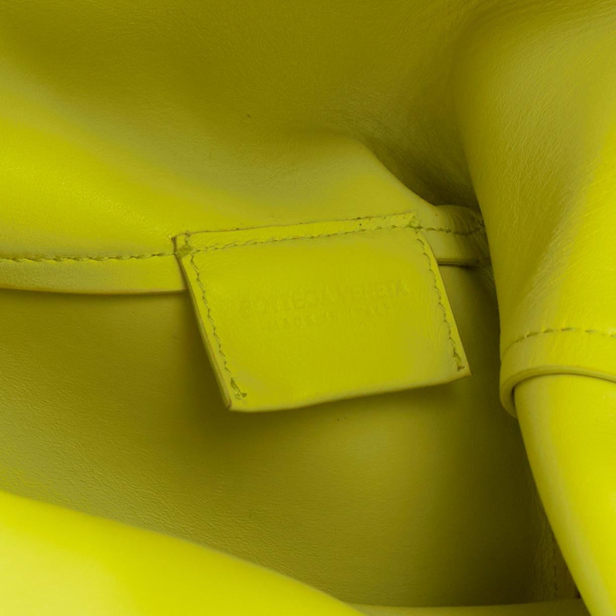 Bolso de asa triangular BOTTEGA VENETA Medium Point Seagrass amarillo de piel lisa en venta 5