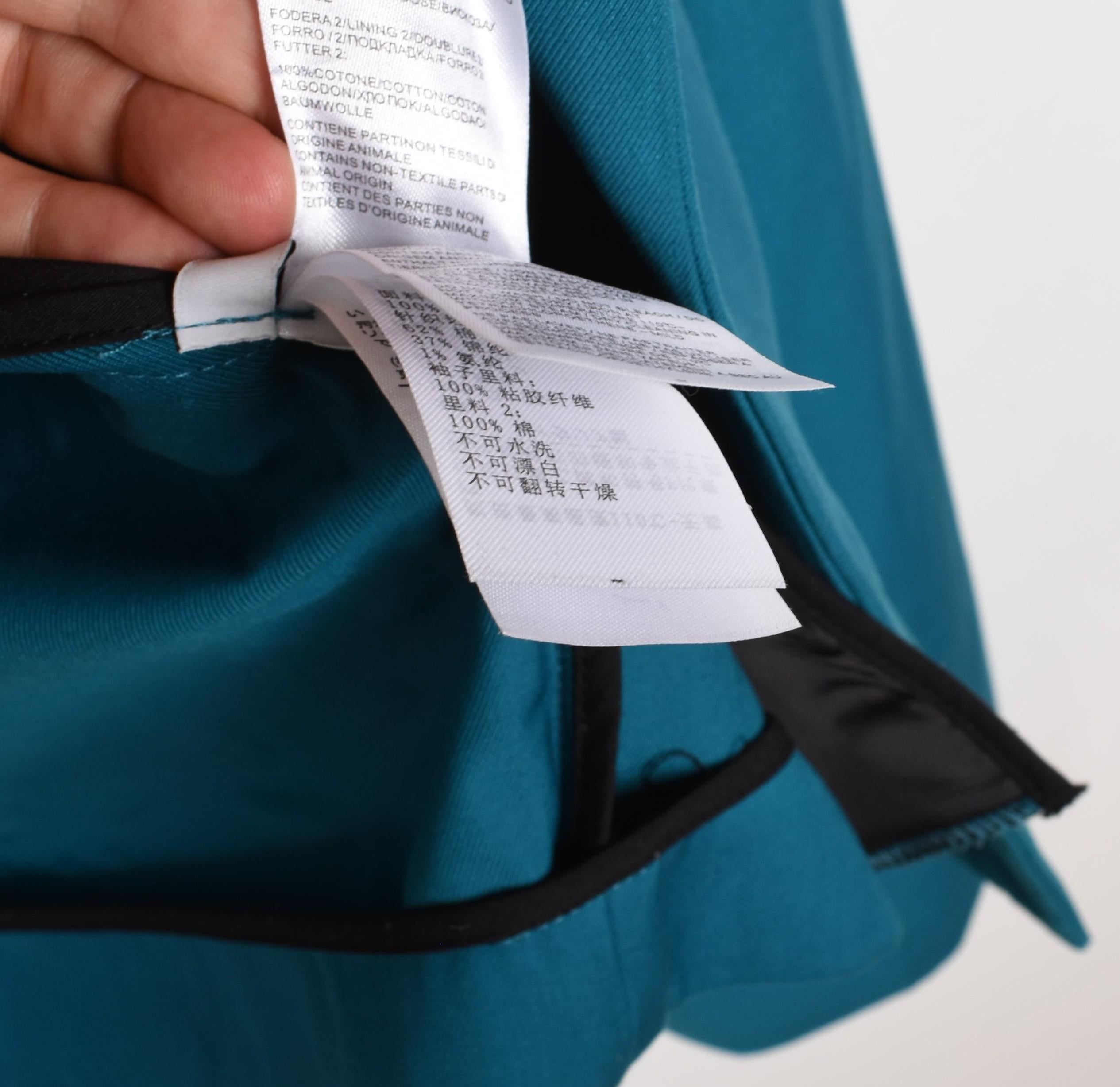 Prüfen Sie meine anderen Angebote. Habe viele weitere Designerkleidung zu verkaufen. Offen für alle Angebote.
Artikel zum Verkauf ist 100% echte Bottega Veneta Heavy Peacoat Style Herren Jacke, S1646, DE8
Farbe: Electric Blue
(Eine tatsächliche