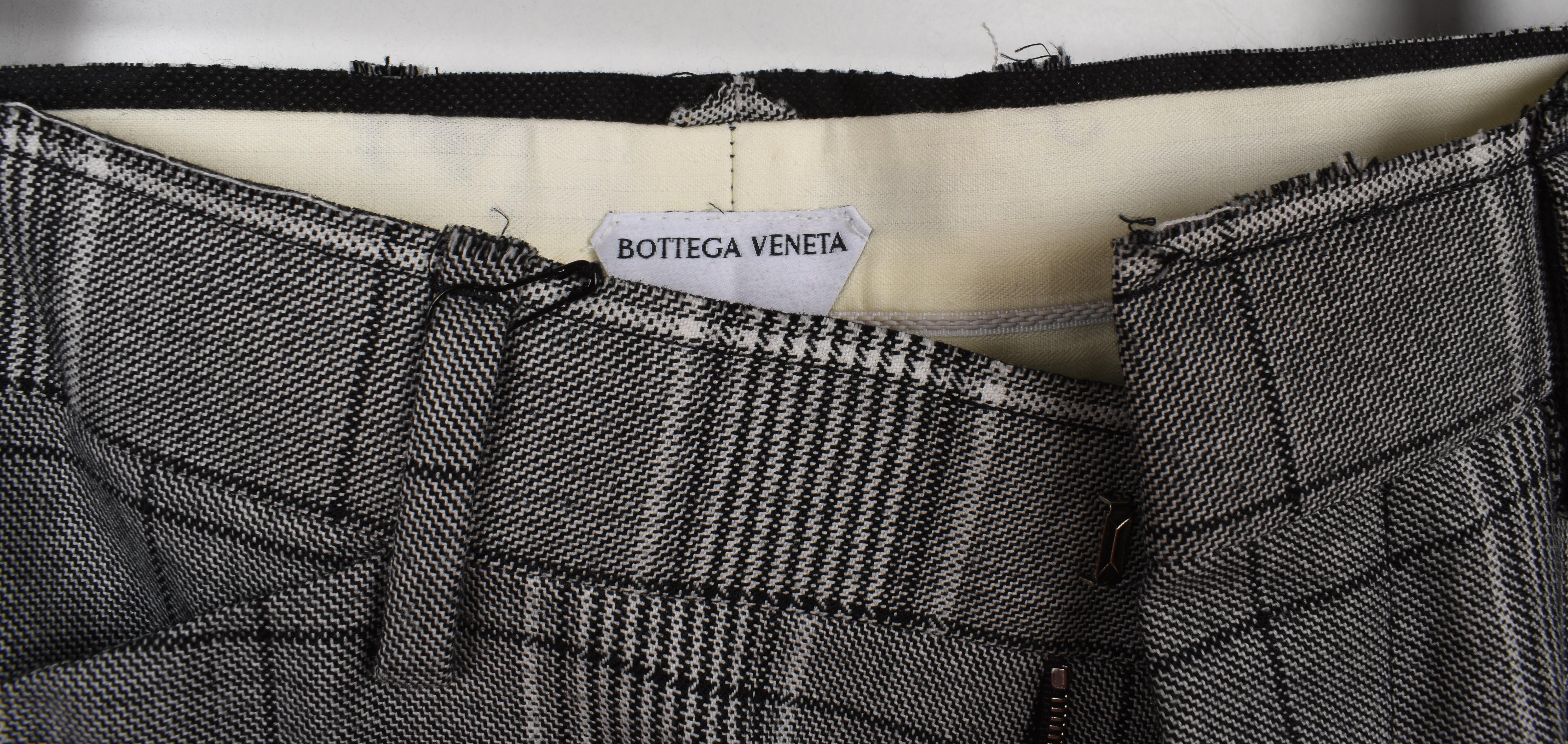 Prüfen Sie meine anderen Angebote. Habe viele weitere Designerkleidung zu verkaufen. Offen für alle Angebote.
Zum Verkauf steht eine 100% echte Bottega Veneta Karo-Hose für Herren, VINU7, die um 3 cm verlängert werden kann.
Farbe: grau
(Eine