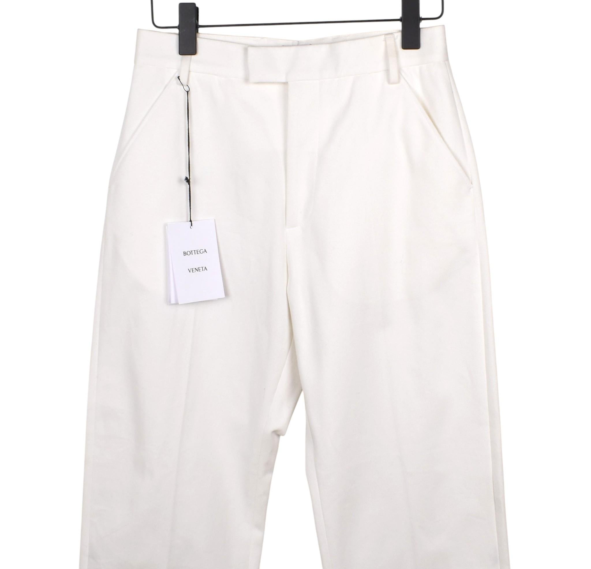 Prüfen Sie meine anderen Angebote. Habe viele weitere Designerkleidung zu verkaufen. Offen für alle Angebote.
Zu verkaufen ist 100% echte Bottega Veneta Chinos Herren Hosen, VINU7
Farbe: Weiß
(Eine tatsächliche Farbe kann ein wenig variieren