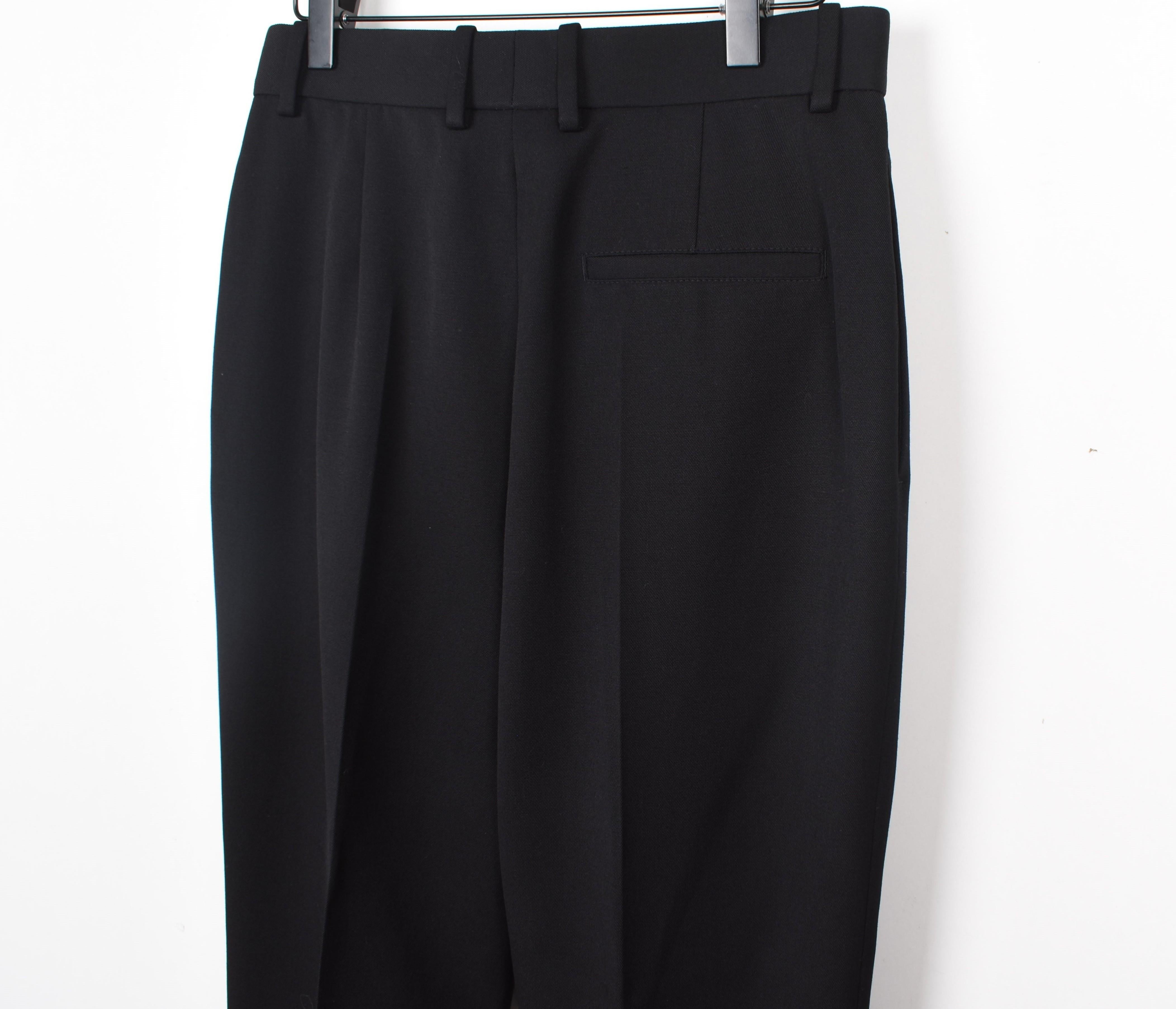 Consultez mes autres annonces. A beaucoup d'autres vêtements de marque à vendre. Ouvert à toutes les offres.
L'article mis en vente est 100% authentique Bottega Veneta Pantalon moderne évasé pour homme, VINU7
Couleur : Noir
(La couleur réelle peut