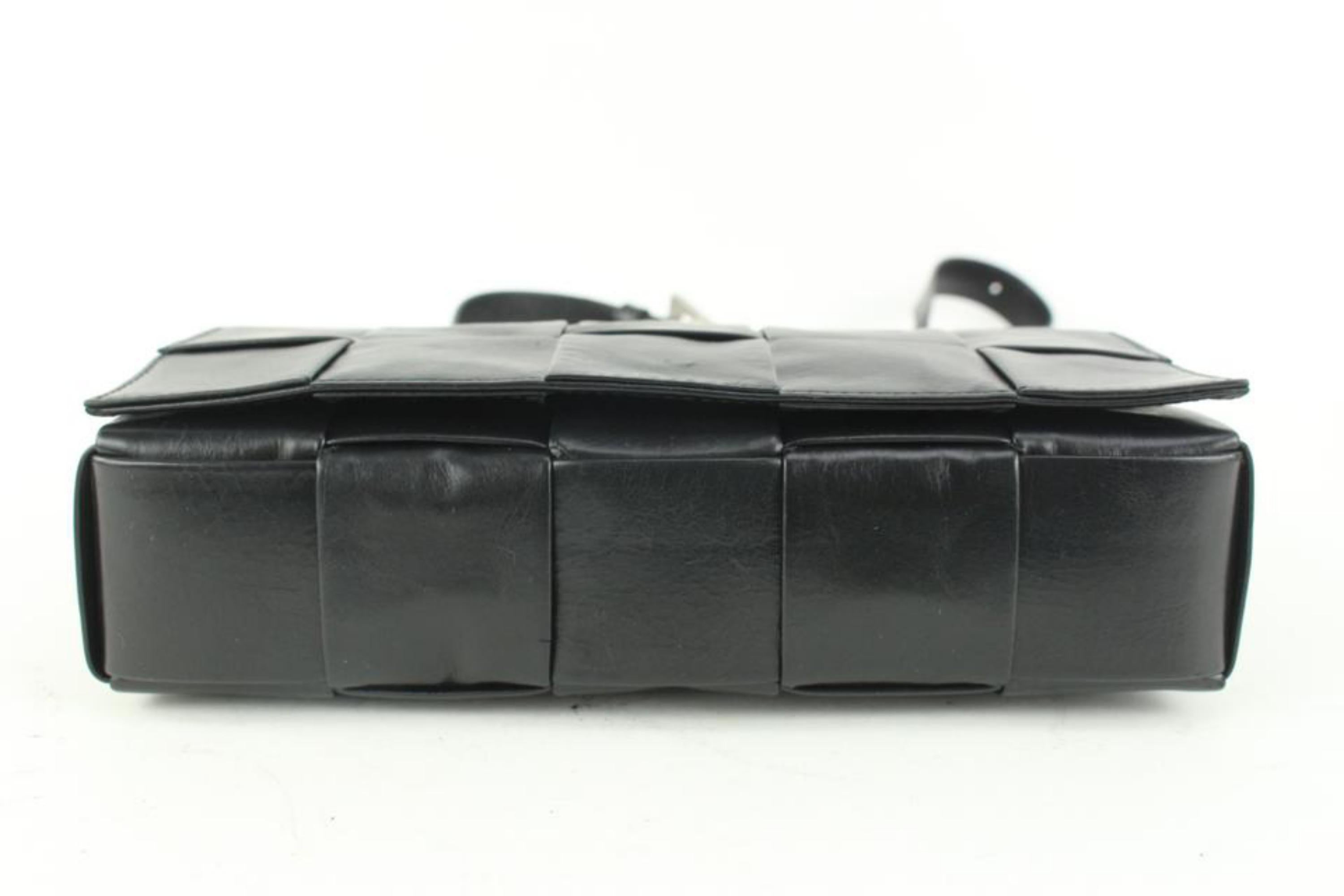 Bottega Veneta Men's Black Leather Intreccio Cassette Crossbody Clutch 0BV311 In Excellent Condition In Dix hills, NY