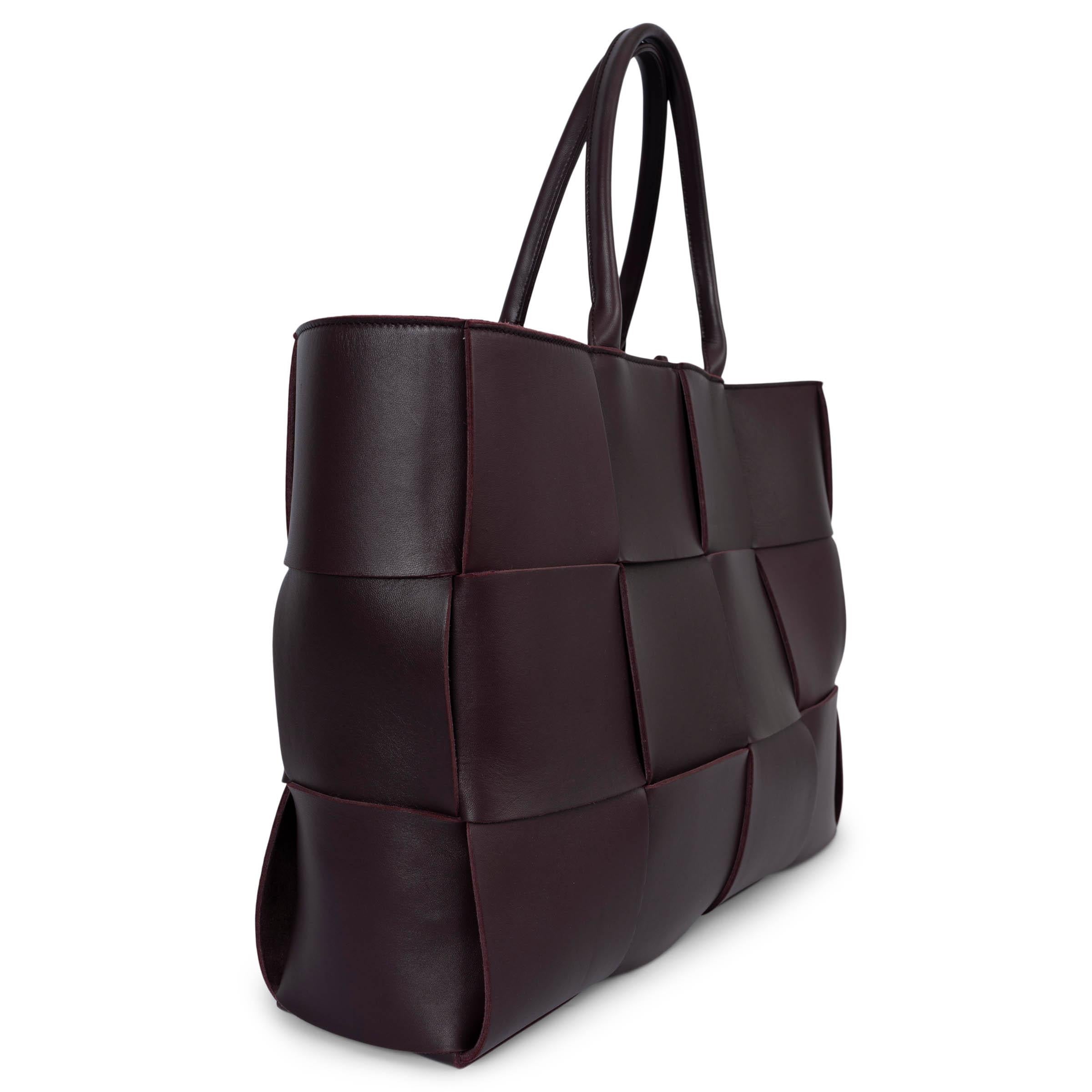 100% authentic Bottega Veneta Large Arco tote bag in merlot Intrecciato calfskin. Lined in suede leather. The design features a detachable pouch on the inside. Has been carried once and is in virtually new condition. Comes with dust bag.