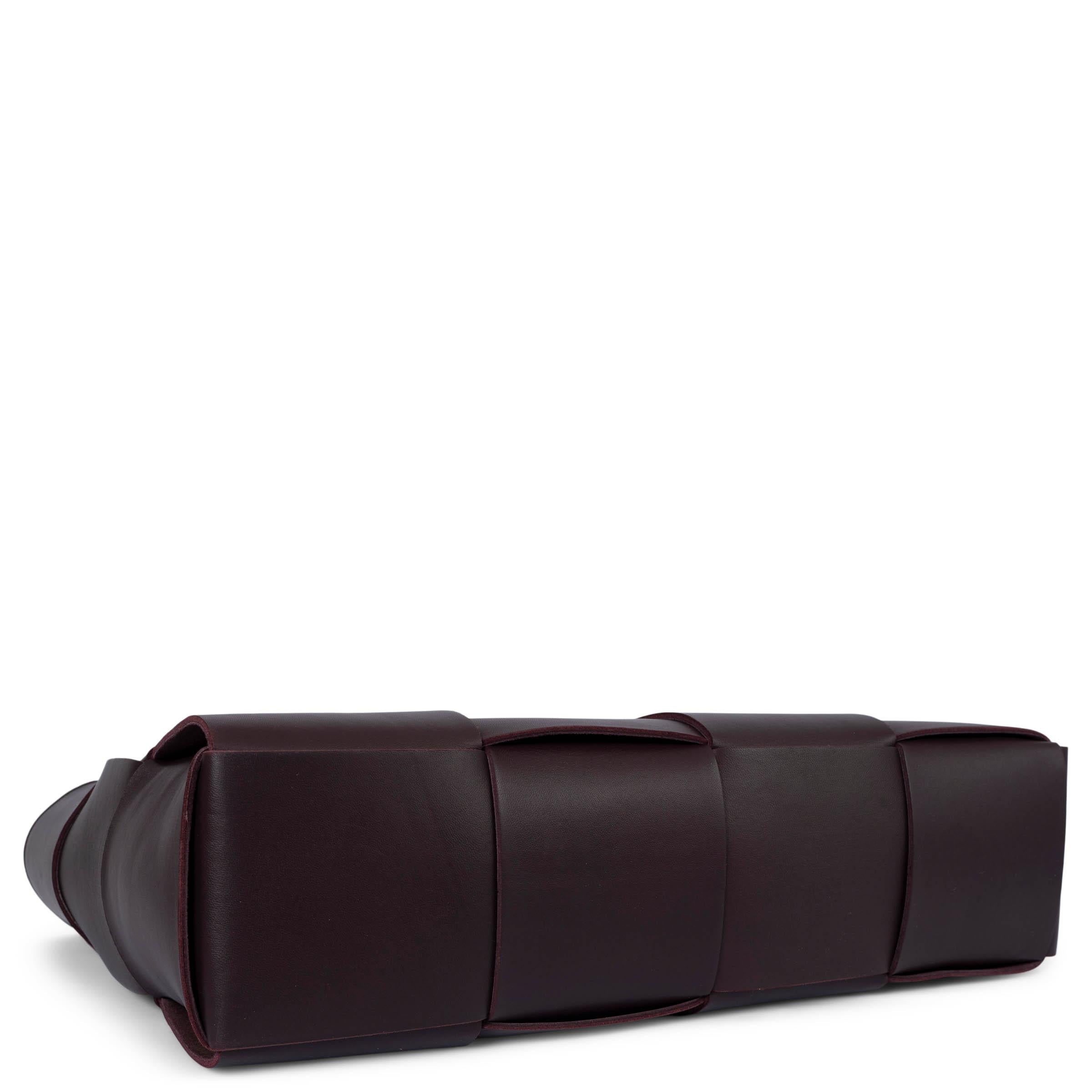 BOTTEGA VENETA Merlot burgundy Intrecciato leather ARCO LARGE TOTE Bag In Excellent Condition In Zürich, CH