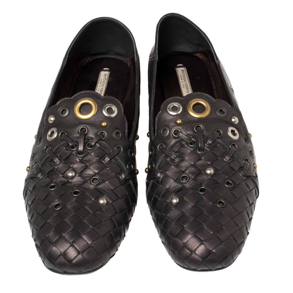 These slip-on loafers from Bottega Veneta are simply luxe. Crafted from metallic black leather, they feature the signature intrecciato pattern and grommet embellishments on the vamps. They are endowed with comfortable leather-lined insoles and