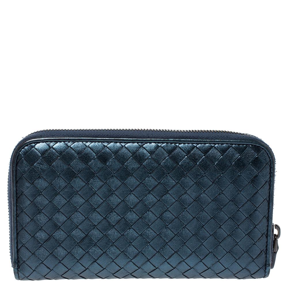 Bottega Veneta is known to create styles that are timeless. This lovely metallic blue wallet is no different. It is crafted in Italy and made from quality leather and features the signature Intrecciato pattern on the exterior. It flaunts a zip