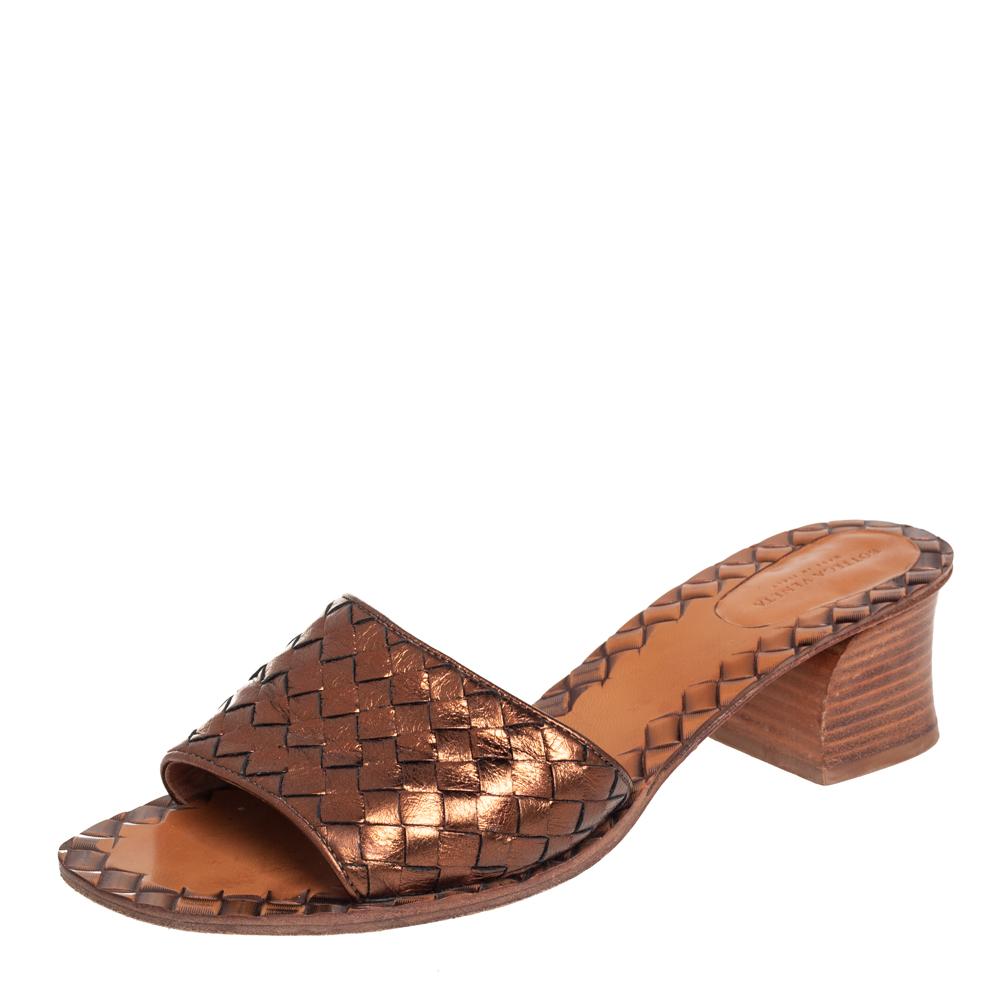 These metallic bronze sandals by Bottega Veneta are stylish and super comfortable. They have been crafted from leather and designed with the signature Intrecciato pattern detailed vamp straps and 5 cm block heels. Easy to slip on, they come with