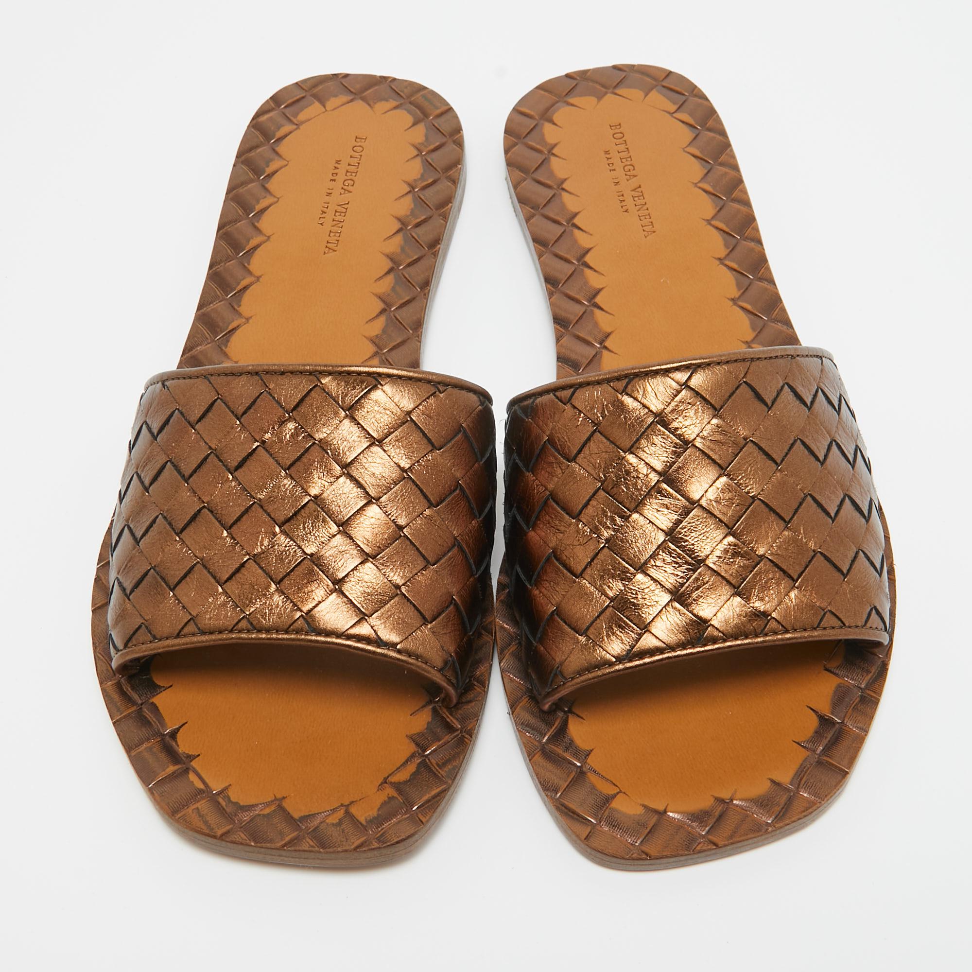 For days of ease and style, Bottega Veneta created these flat slides. They have Intrecciato woven leather uppers for timeless appeal.

Includes: Original Dustbag

