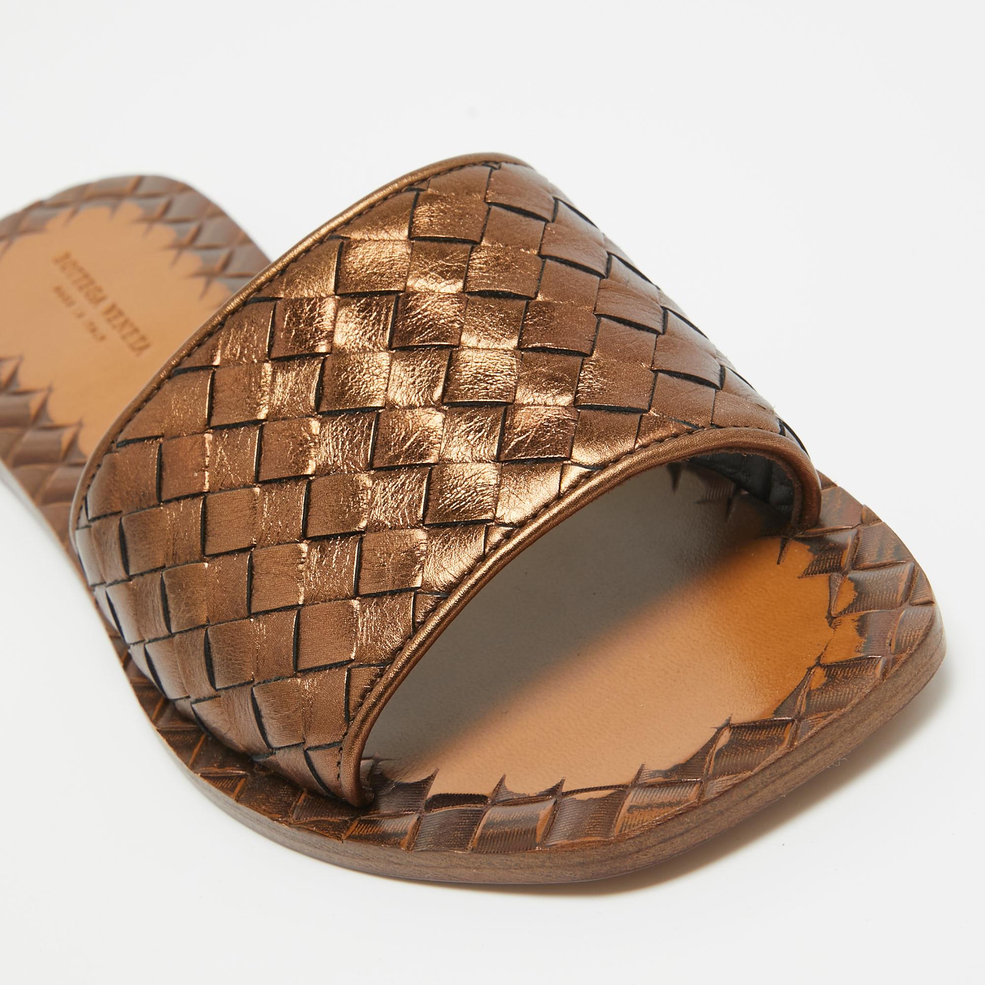Bottega Veneta Metallic Bronze Leather Intrecciato Slide Flats Size 36.5 In Excellent Condition In Dubai, Al Qouz 2