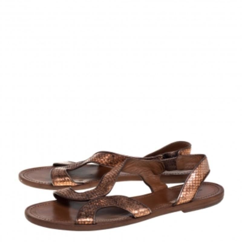 These flats from Bottega Veneta will lend a poised look. The leather insoles on these flats make for a comfortable fit. These slingback flats are made from metallic python skin and will make your feet look elegant. (NOTE: FOR UAE CUSTOMERS ONLY)