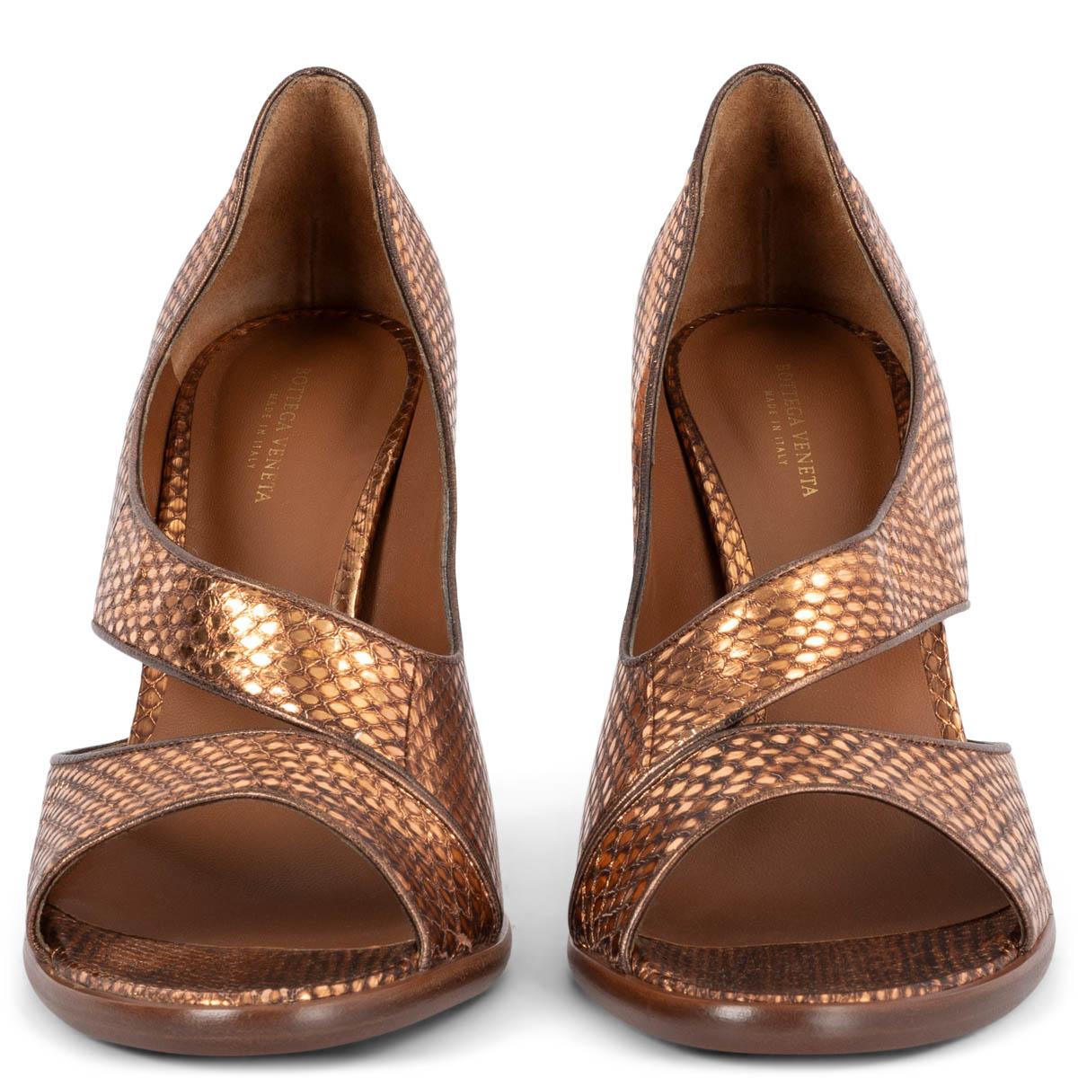 100% authentic Bottega Veneta sandals in copper snake effect leather with a brown Intrecciato heel. Brand new. Come with dust bag. 

Measurements
Imprinted Size	38.5
Shoe Size	38.5
Inside Sole	25.5cm (9.9in)
Width	8cm (3.1in)
Heel	10cm (3.9in)

All