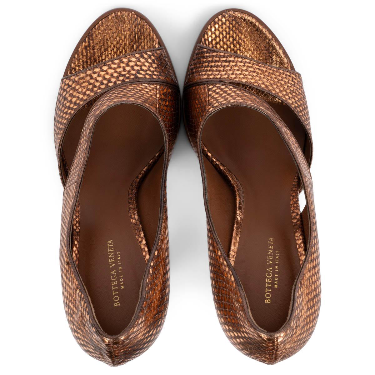 Women's BOTTEGA VENETA metallic copper Faux Snakeskin Sandals Shoes 38.5 For Sale