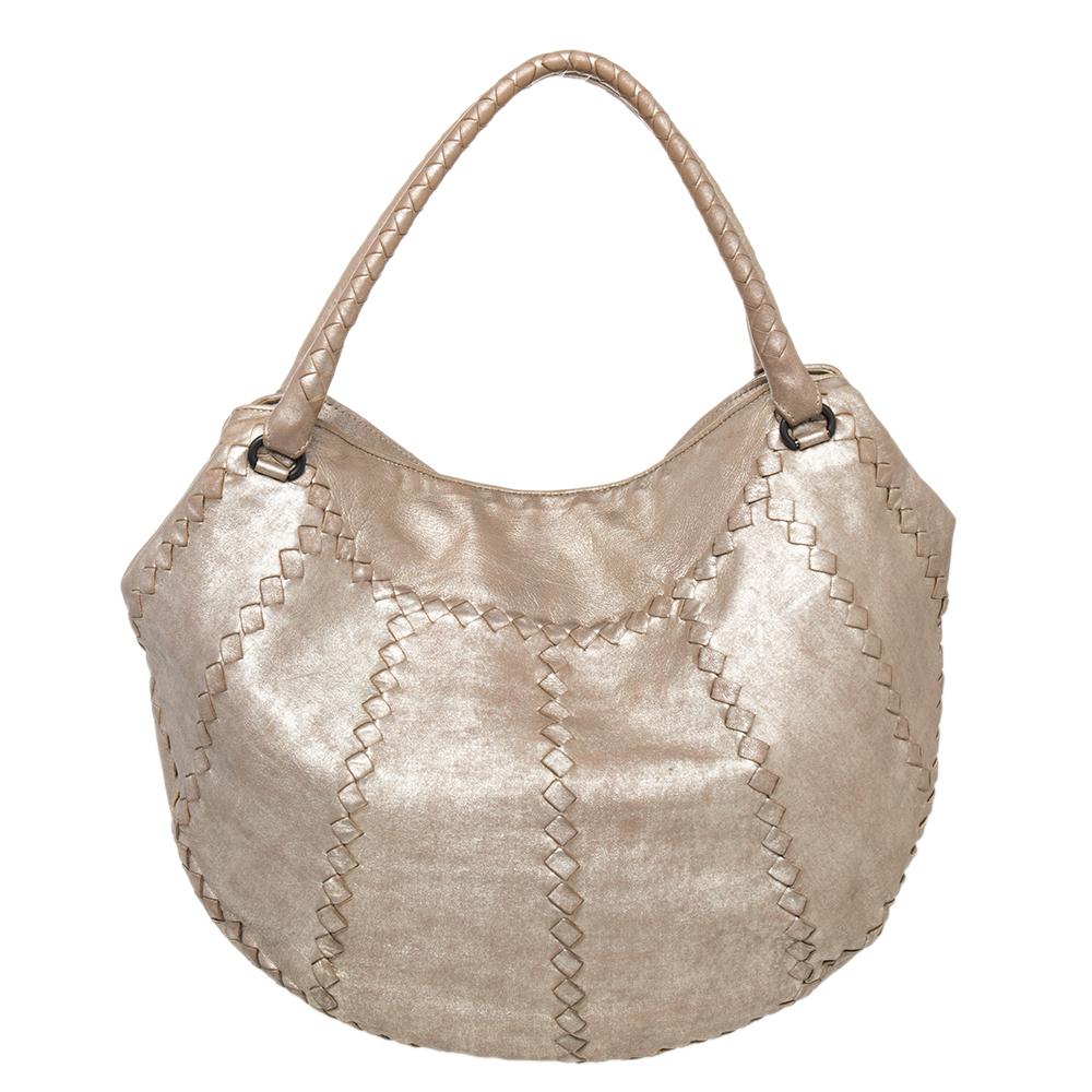 Know to create designs that are stylish, sophisticated, and timeless, Bottega Veneta is a brand worth investing in. Crafted in Italy, this hobo is made of quality leather and comes in metallic gold. It features the signature Intrecciato weave